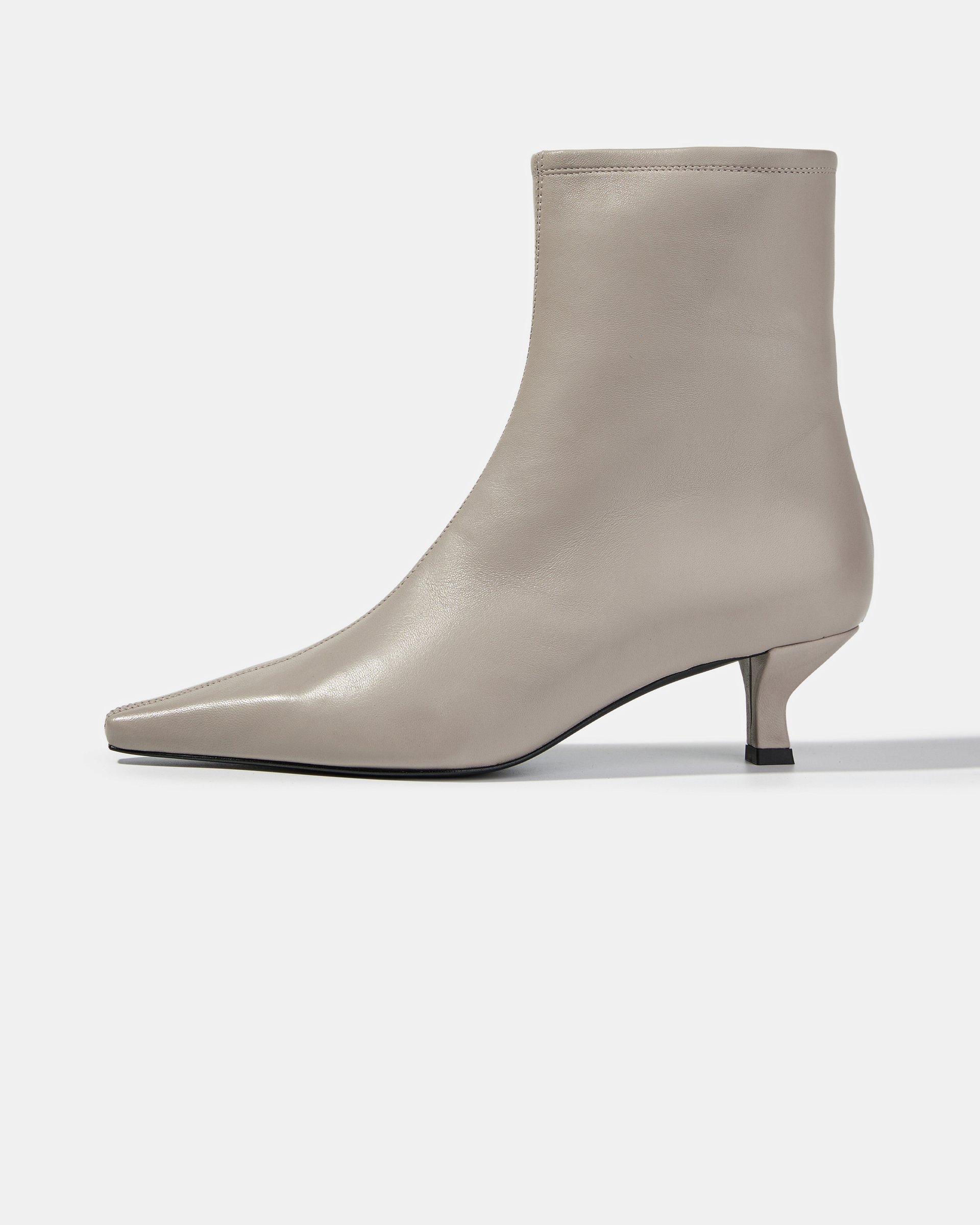 Серые ботильоны из натуральной кожи