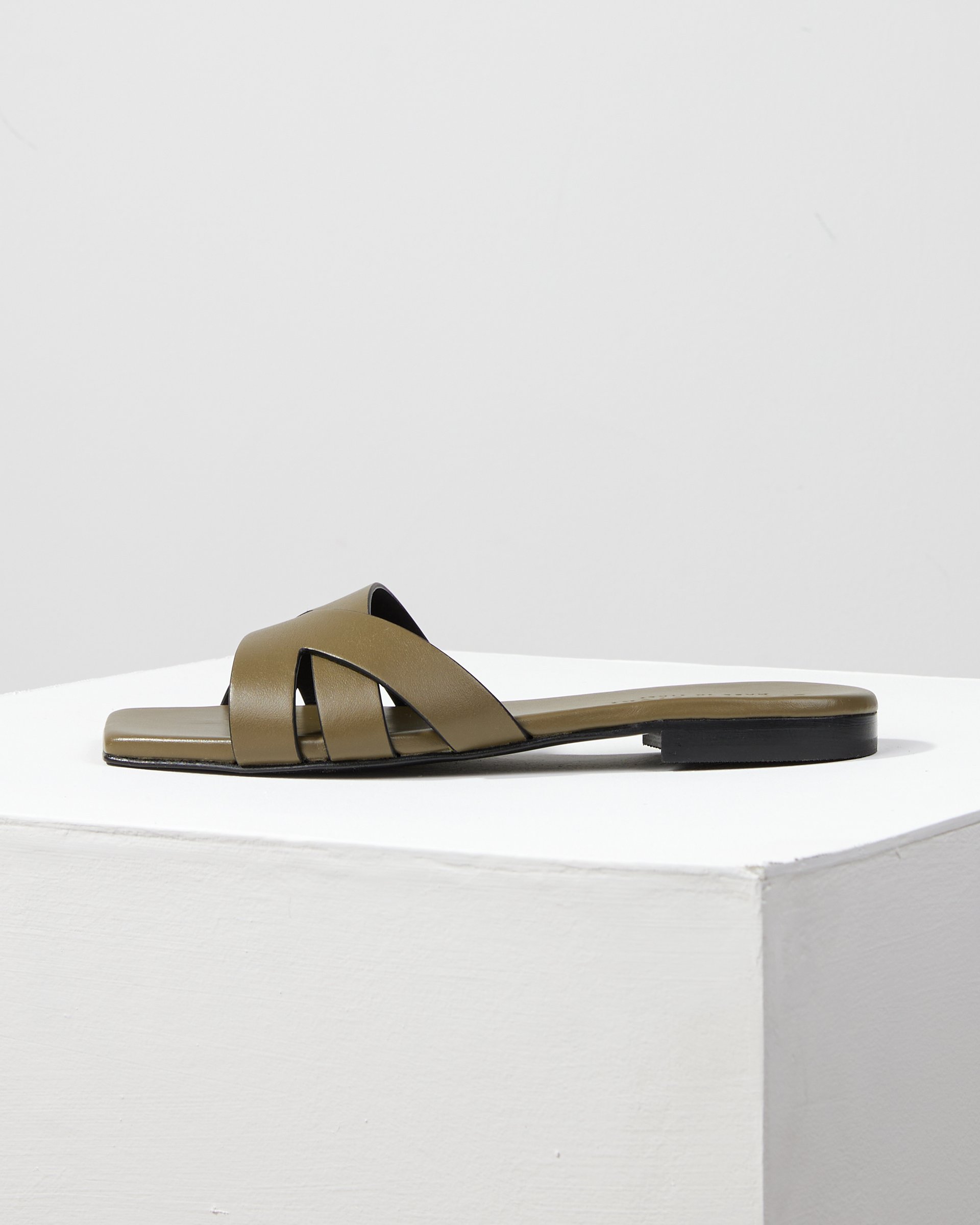 Темно-зеленые кожаные пантолеты