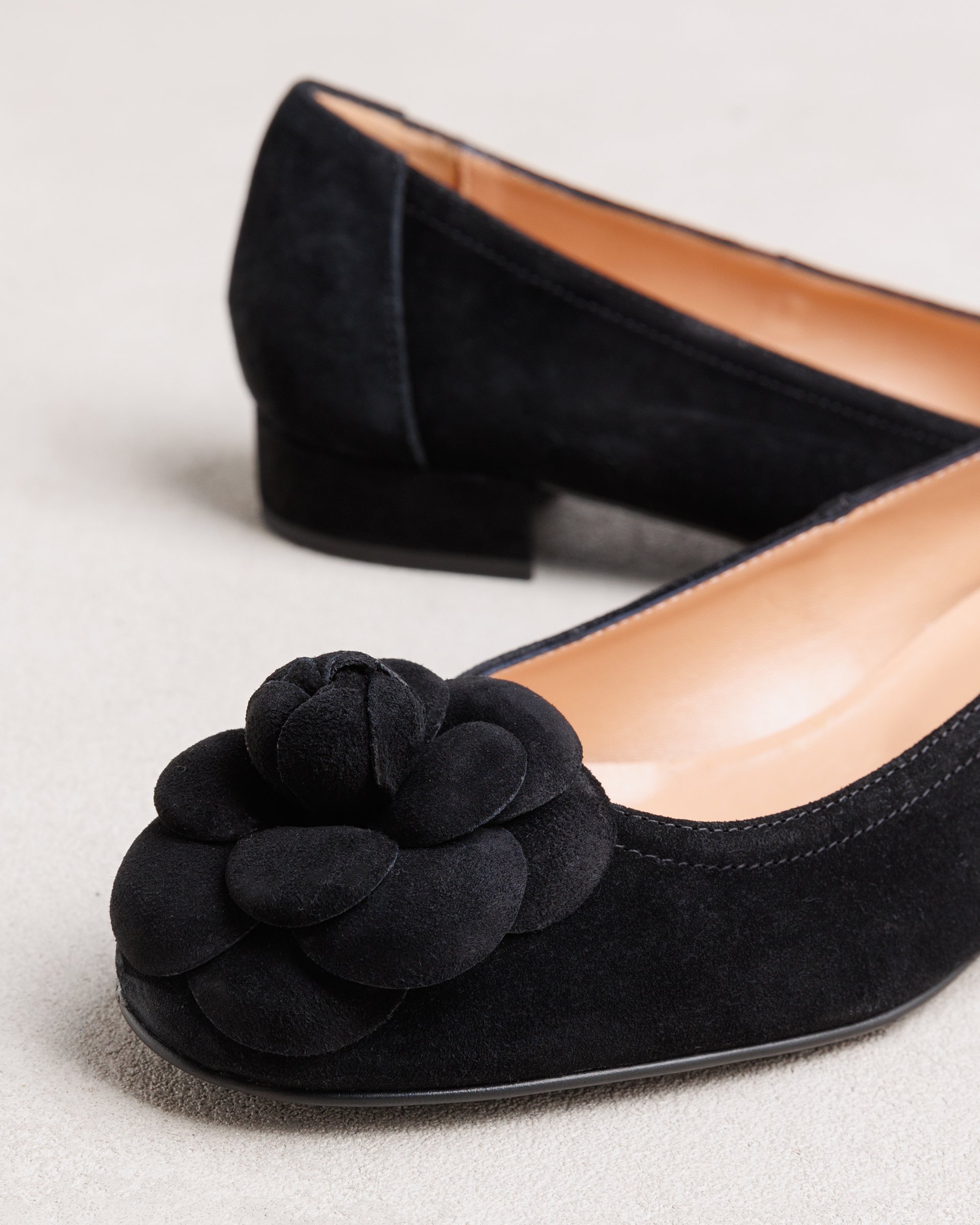 Черные замшевые туфли с декоративным цветком - Image 4 of 11