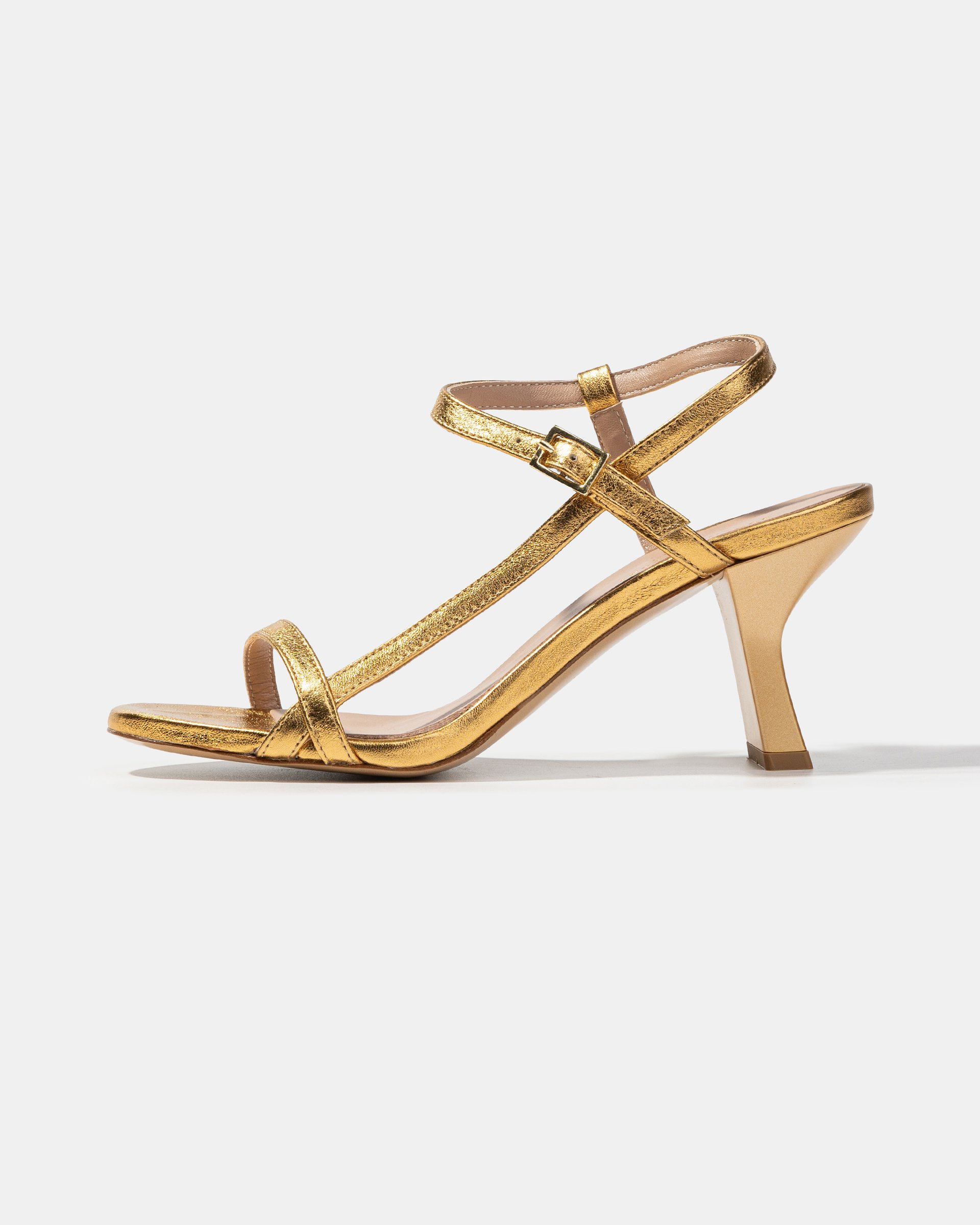 Золотистые босоножки с ремешками