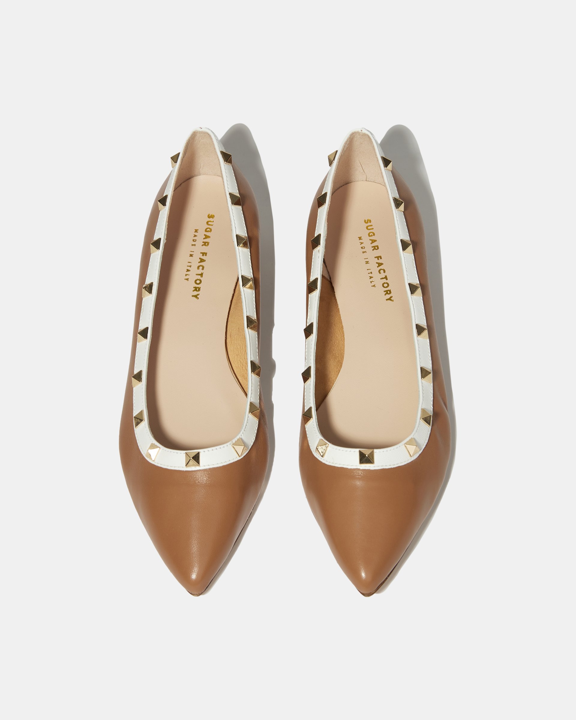 Коричневые балетки из натуральной кожи с белой отделкой и золотыми шипами - Image 4 of 6