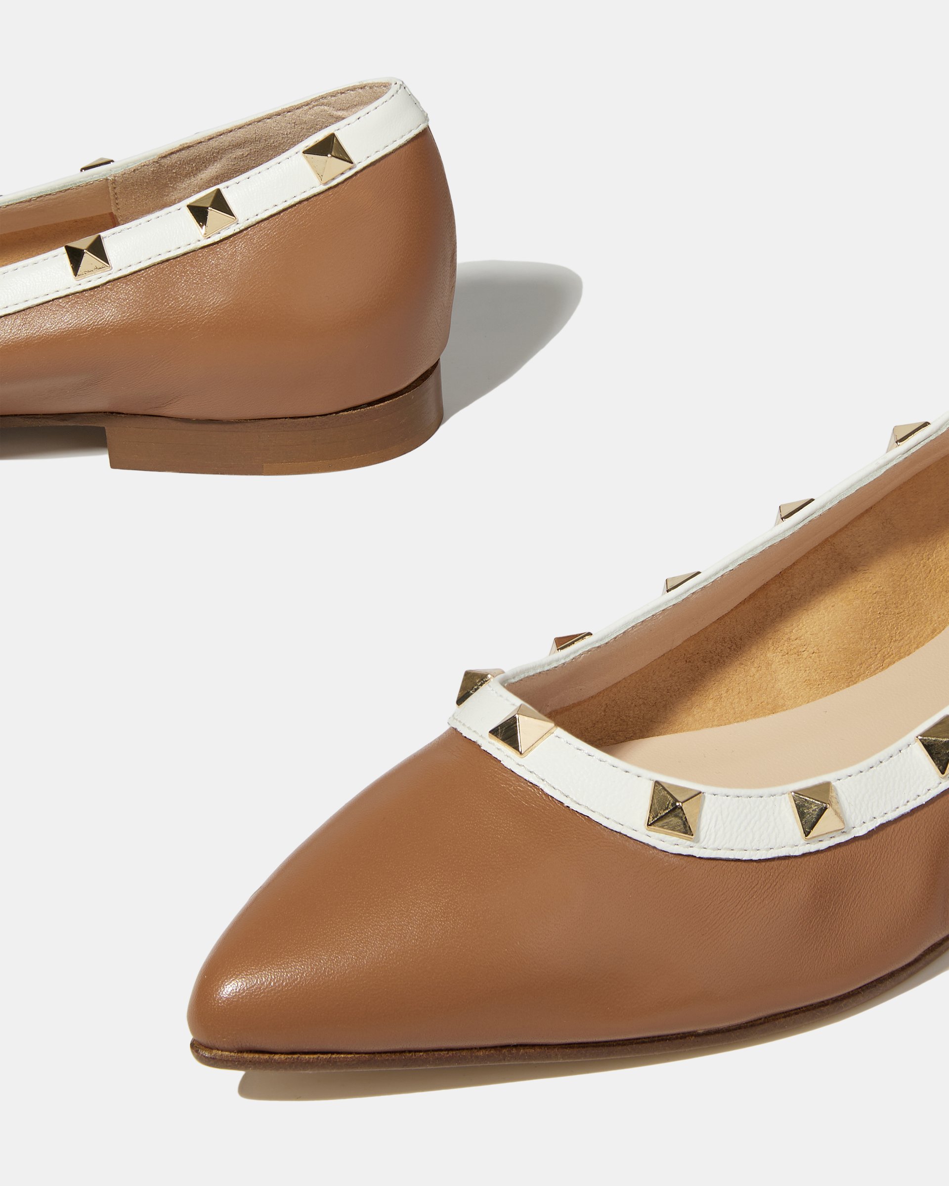 Коричневые балетки из натуральной кожи с белой отделкой и золотыми шипами - Image 5 of 6