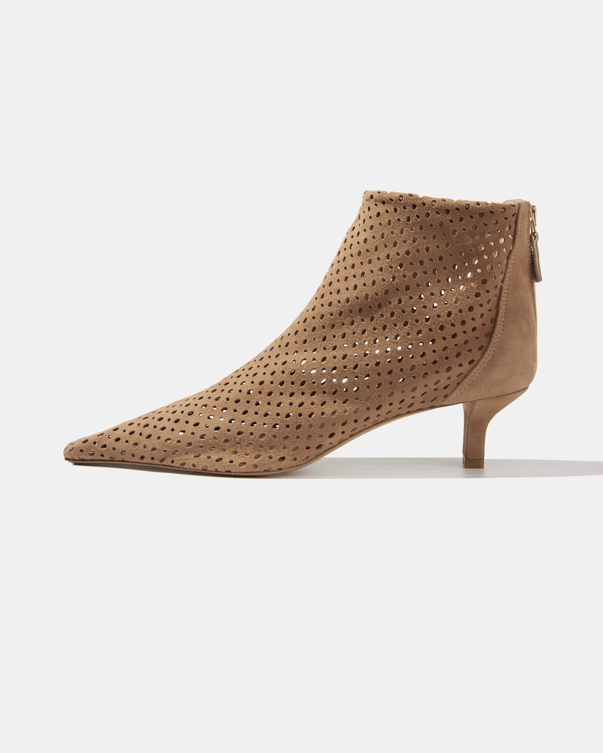 Бежевые замшевые ботильоны с перфорацией