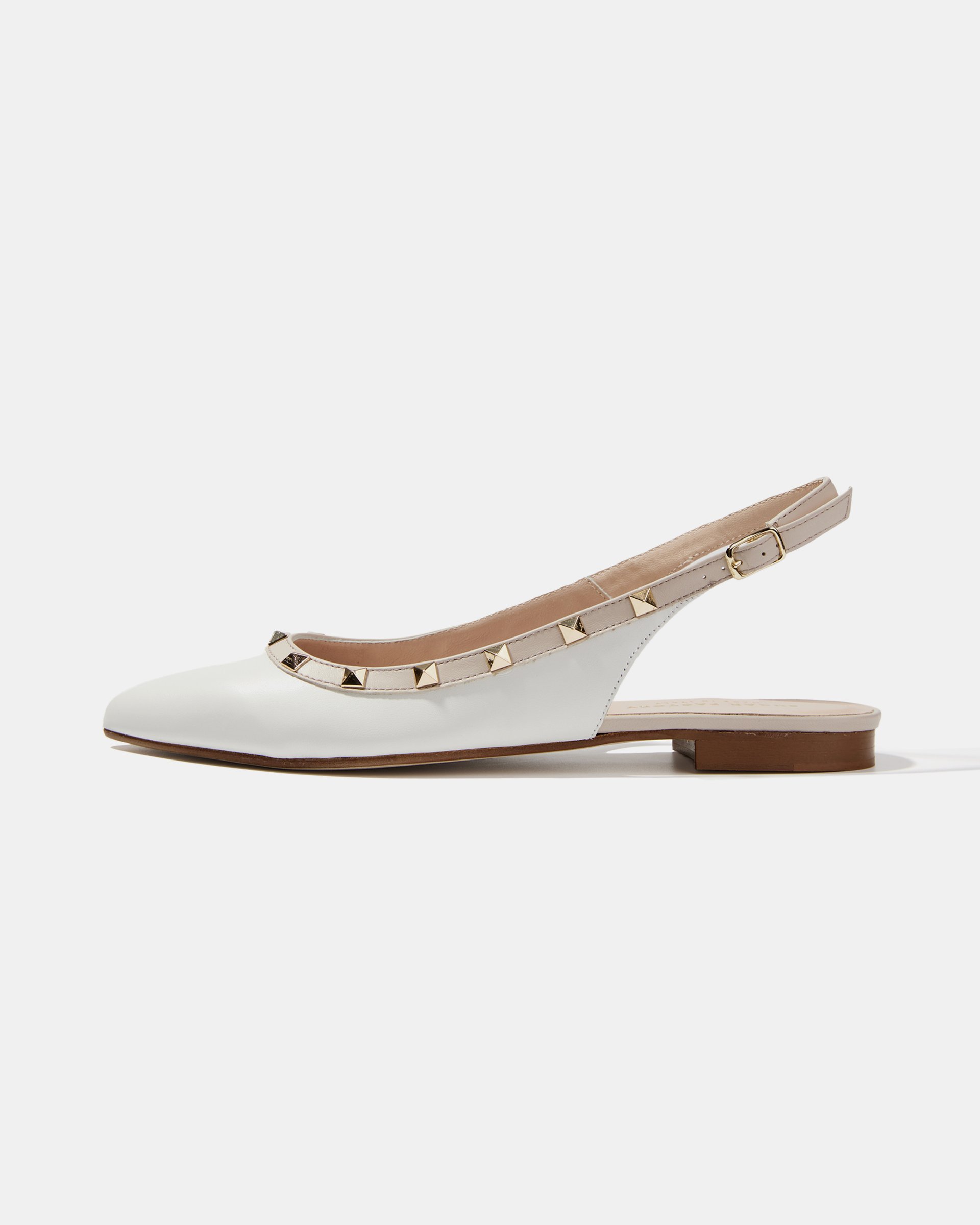 Белые кожаные туфли-слинбэк с декоративными шипами - Main image