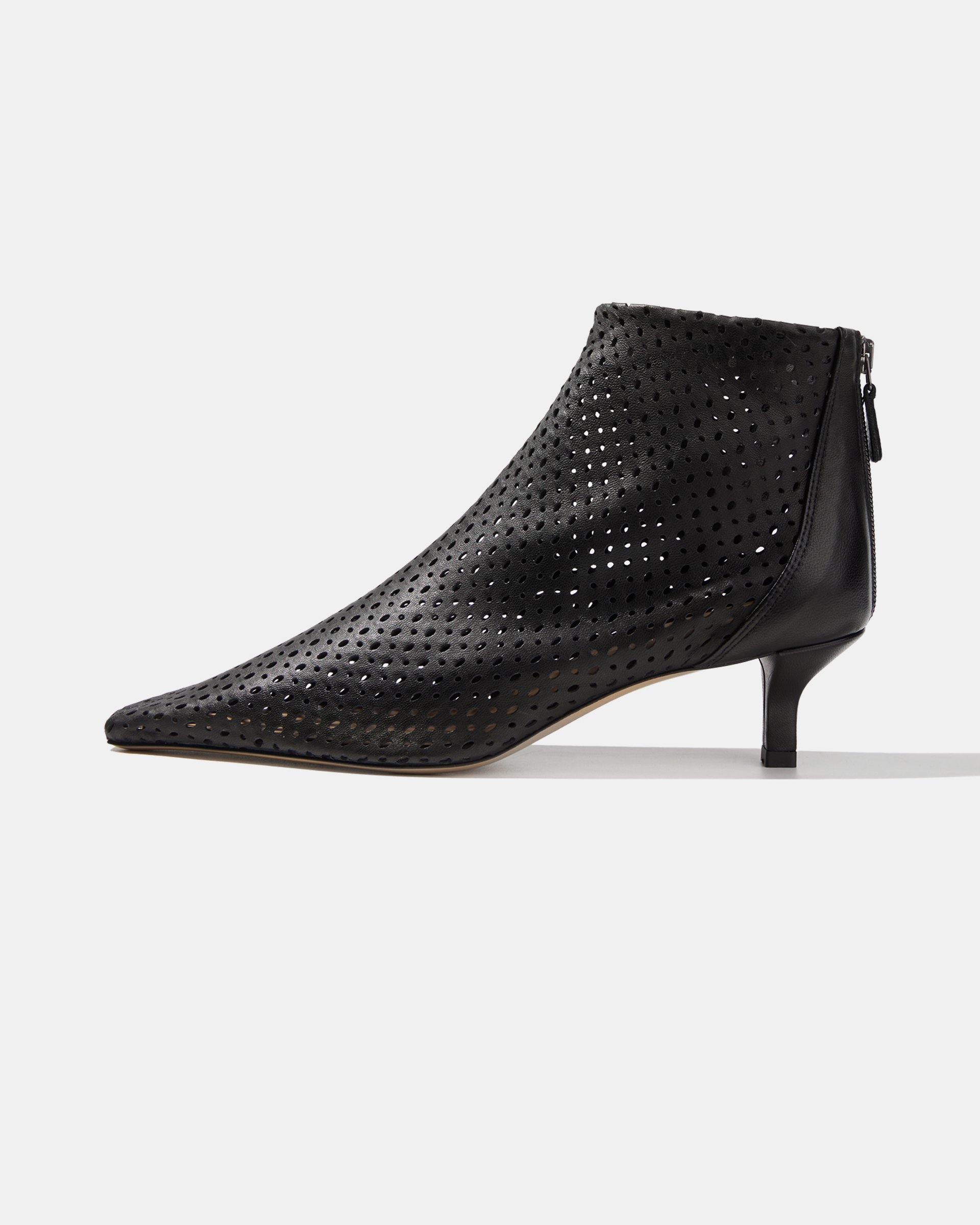 Черные перфорированные ботильоны из натуральной кожи