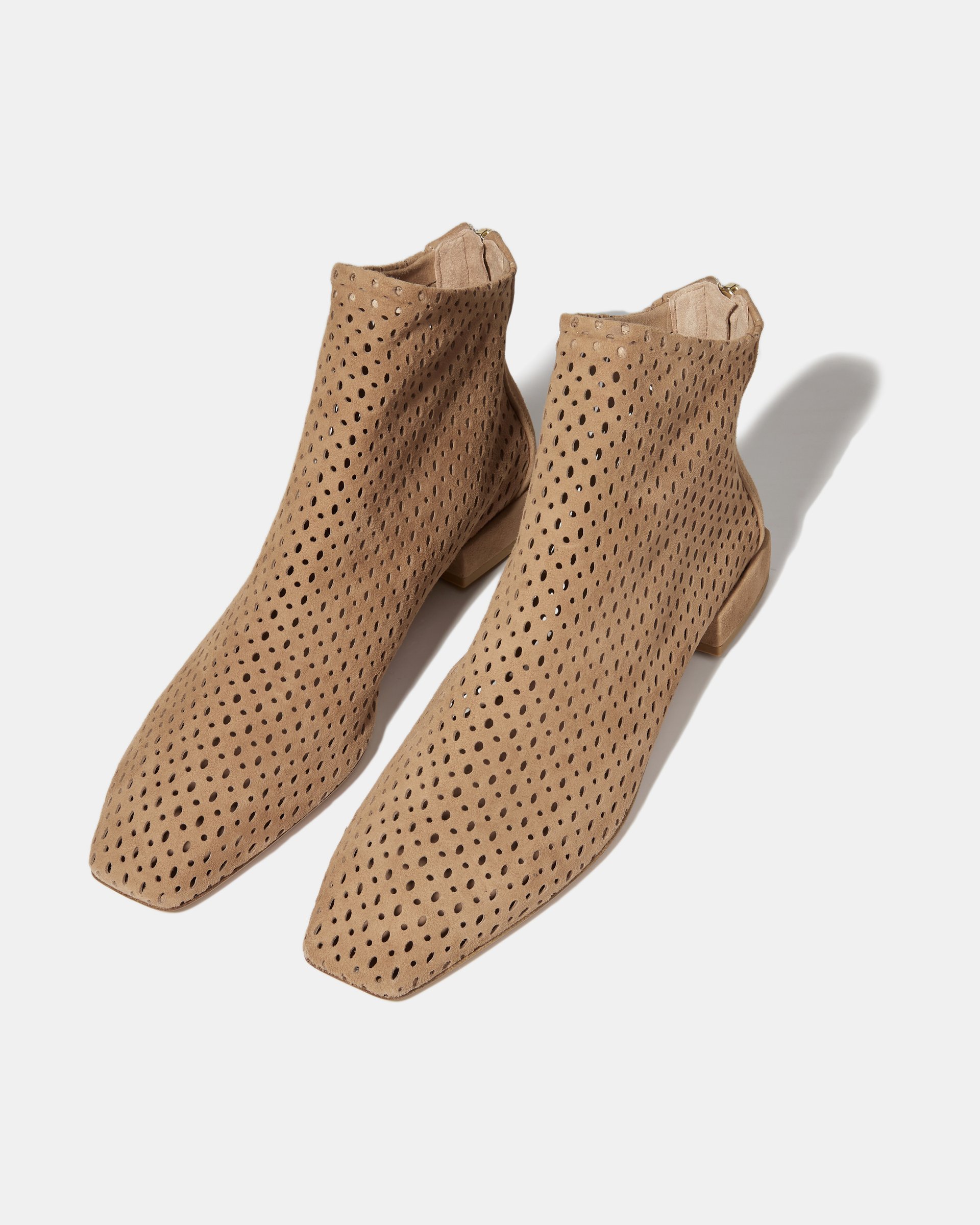 Бежевые перфорированные замшевые ботинки  - Image 2 of 5