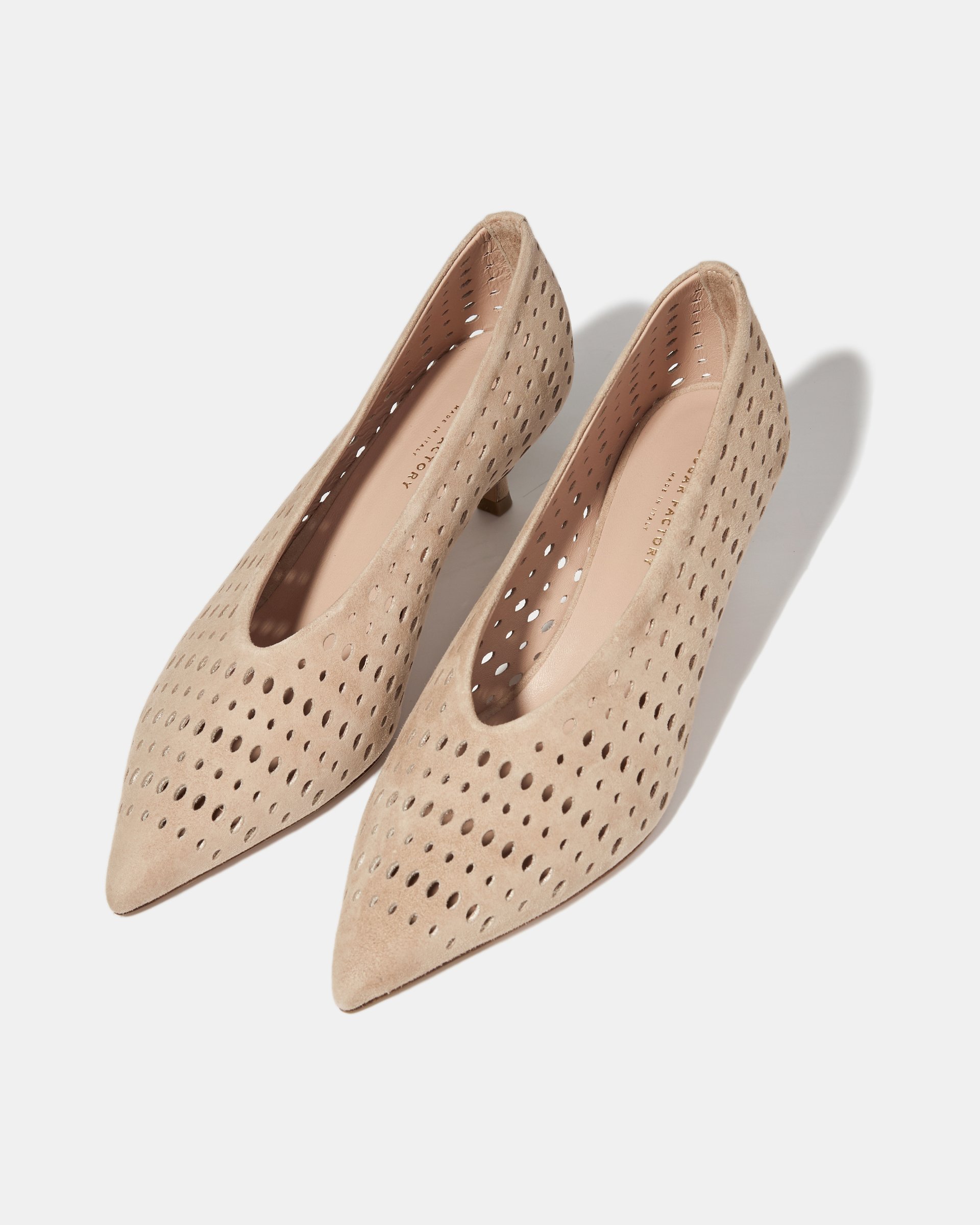Бежевые замшевые туфли на тонком каблуке с перфорацией - Image 2 of 4