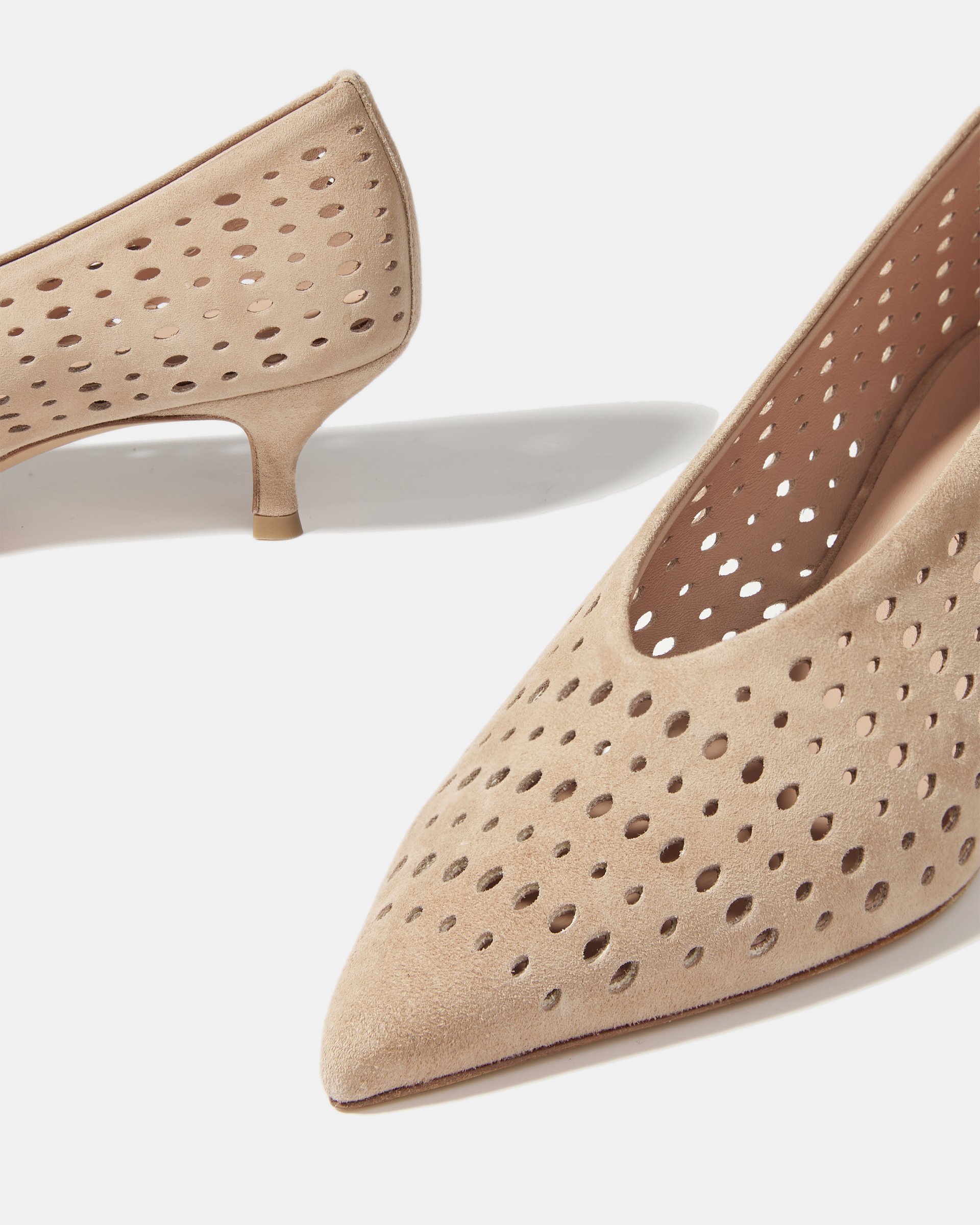 Бежевые замшевые туфли на тонком каблуке с перфорацией - Image 4 of 4