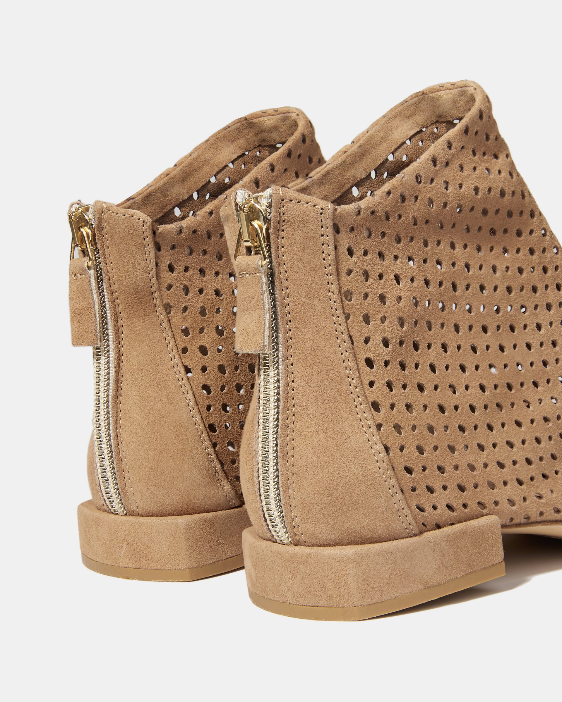 Бежевые перфорированные замшевые ботинки  - Image 4 of 5