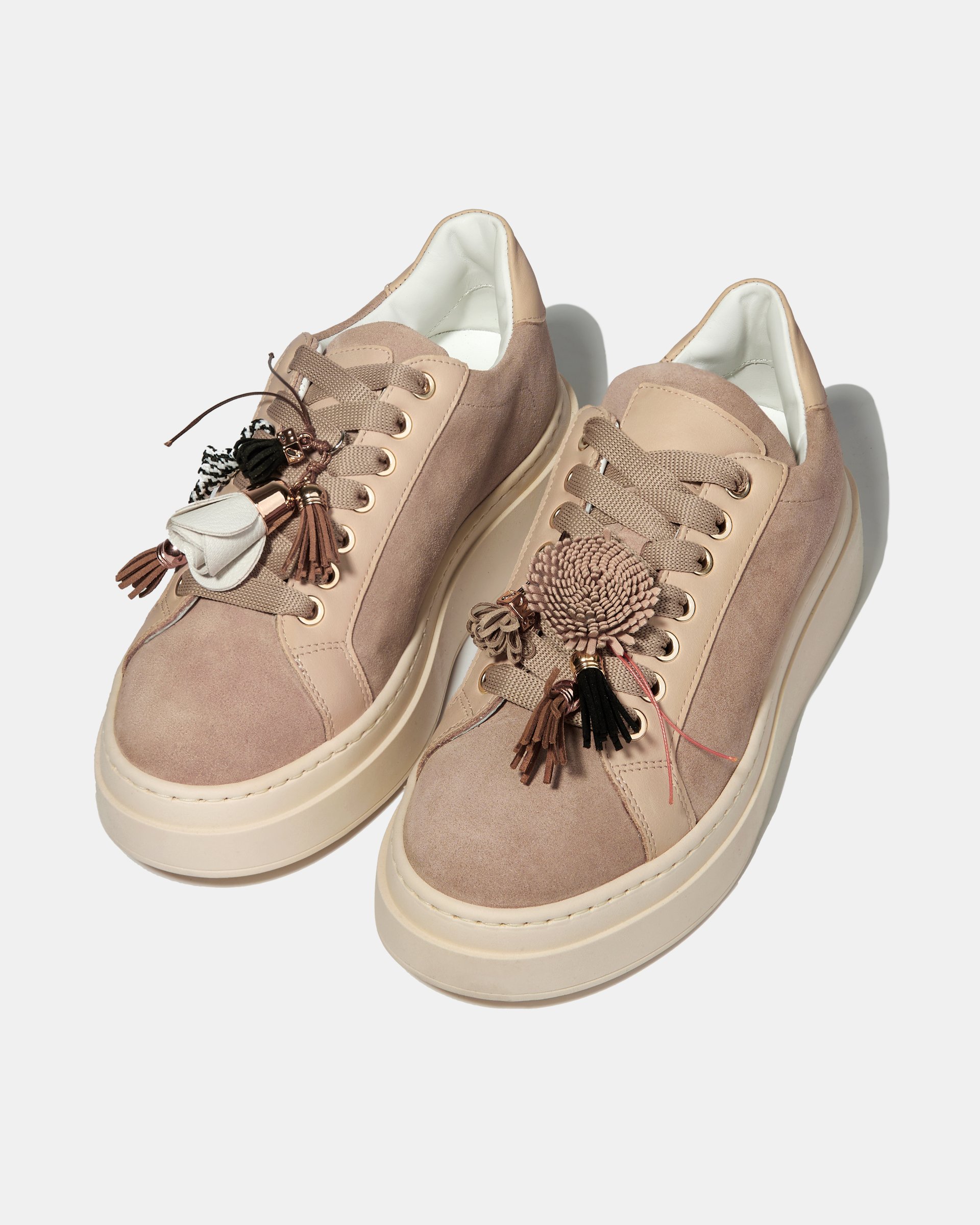 Бежевые замшевые кеды с авторским декором - Image 3 of 5