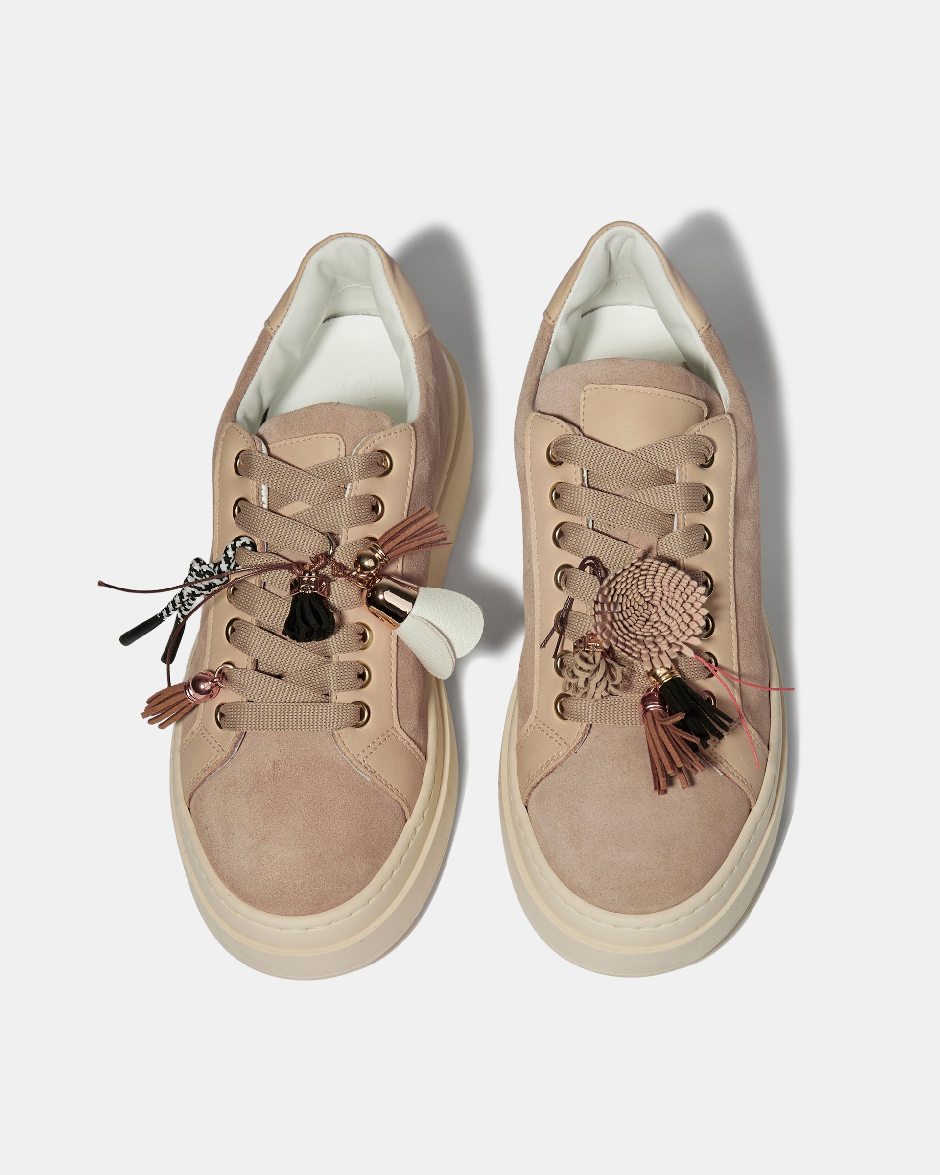 Бежевые замшевые кеды с авторским декором - Image 4 of 5