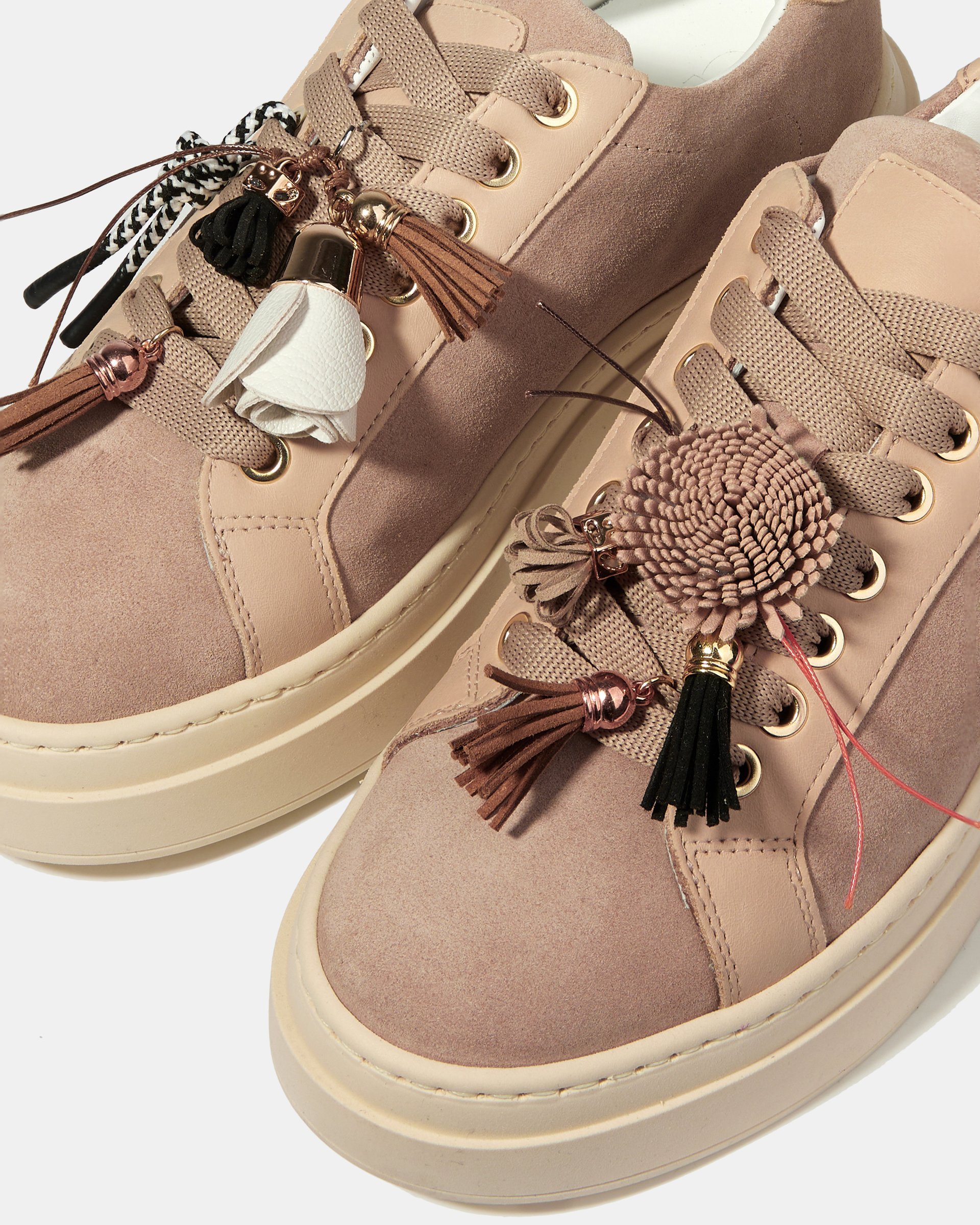 Бежевые замшевые кеды с авторским декором - Image 5 of 5