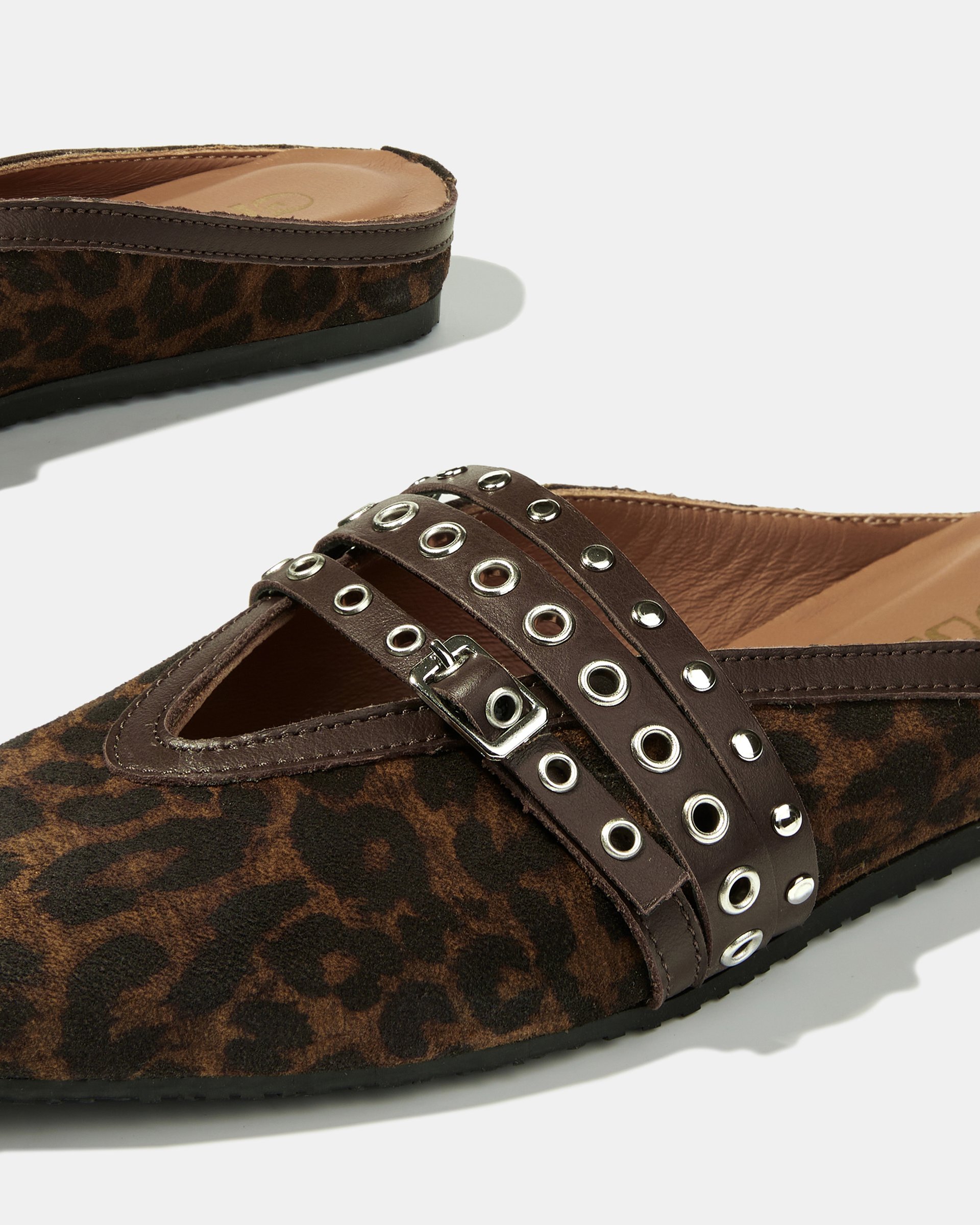 Анималистичные замшевые слиперы с металлическим декором - Image 4 of 5