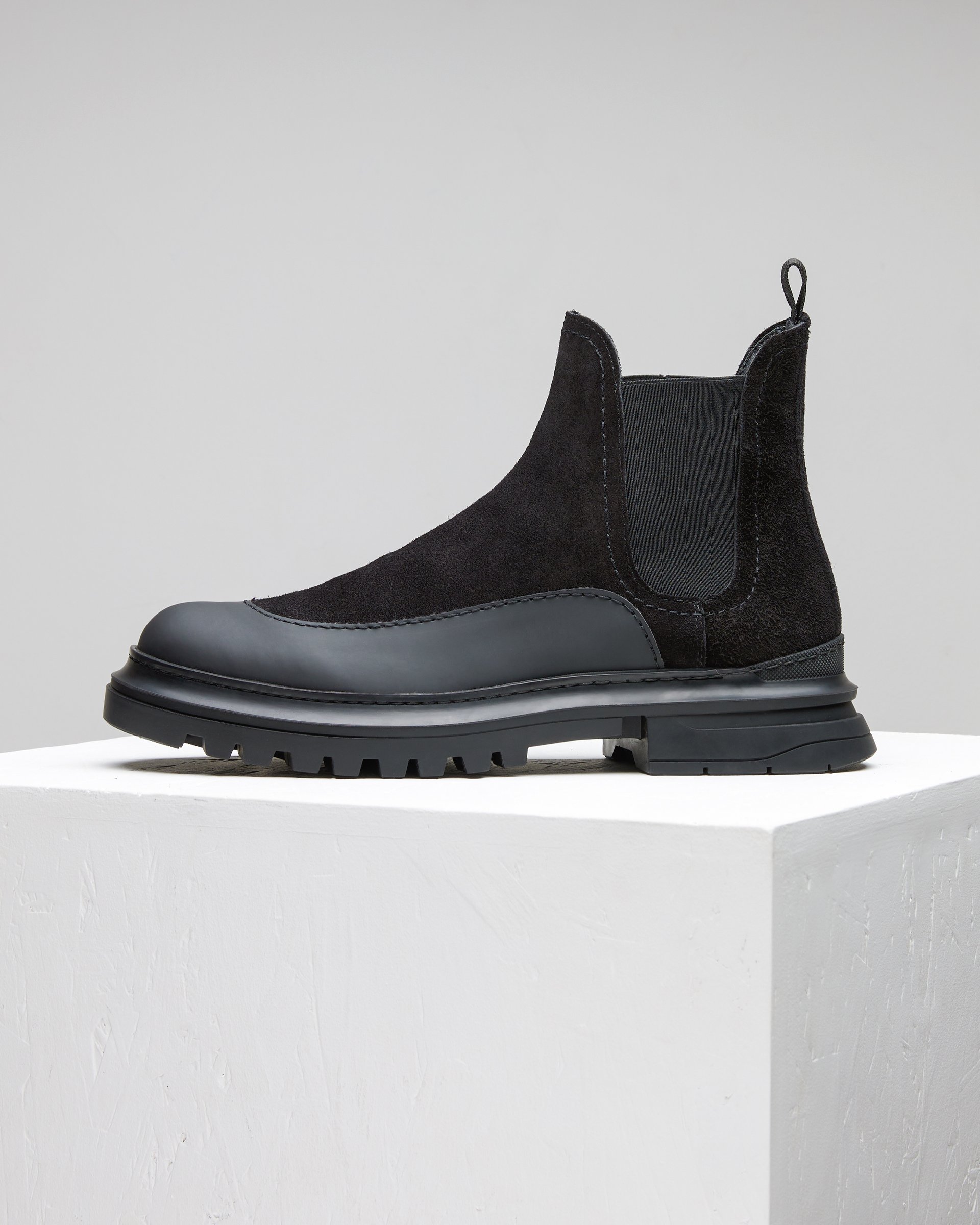 Черные замшевые ботинки, классический стиль