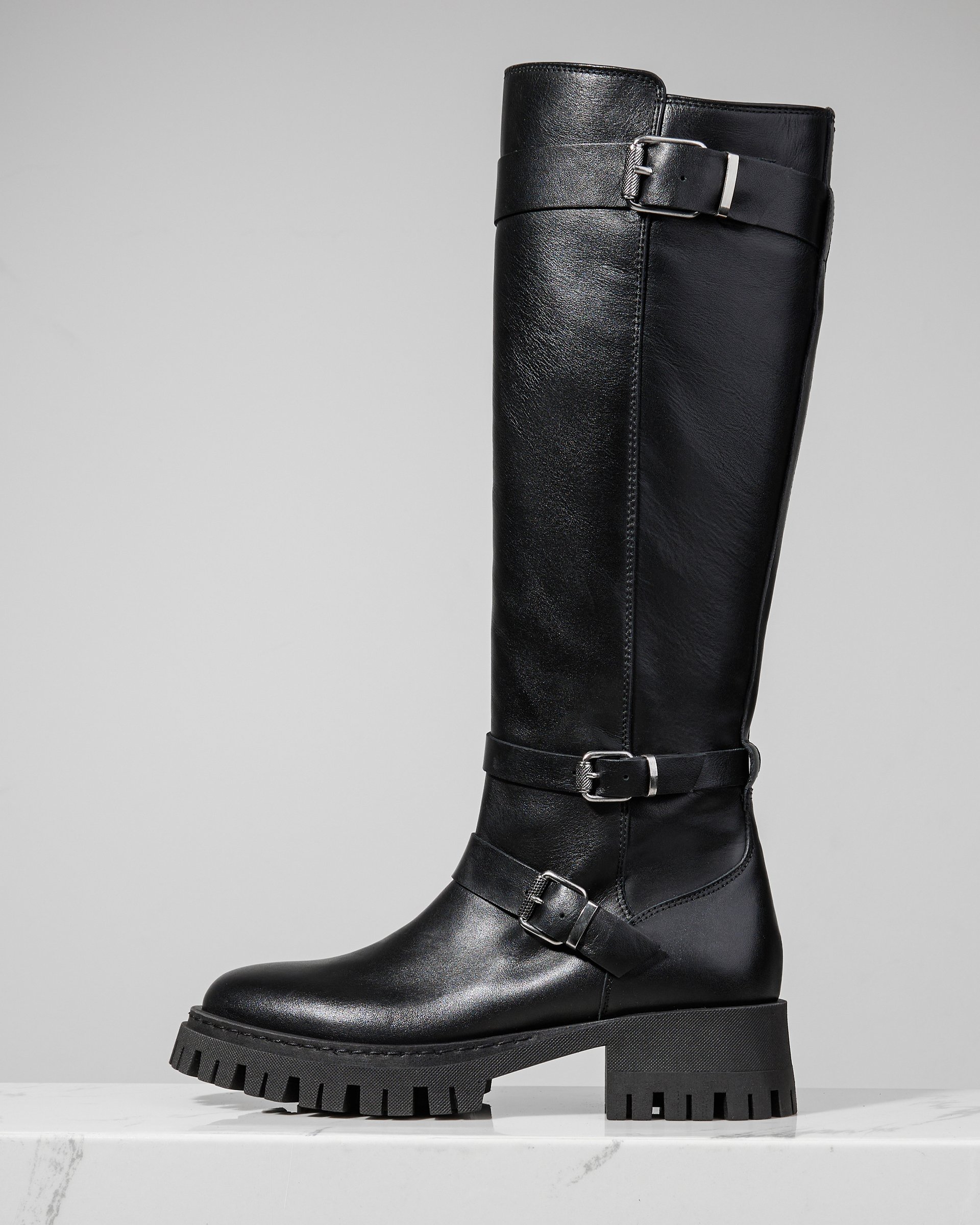 Черные кожаные сапоги
