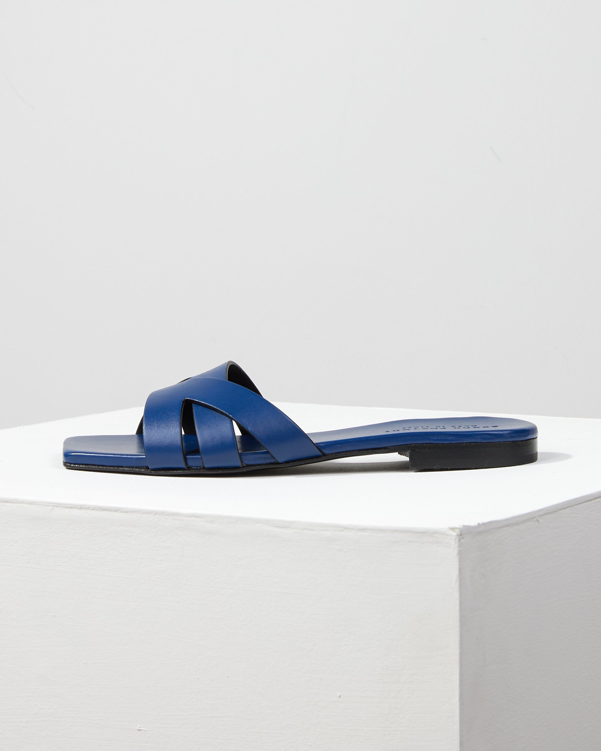 Синие кожаные пантолеты