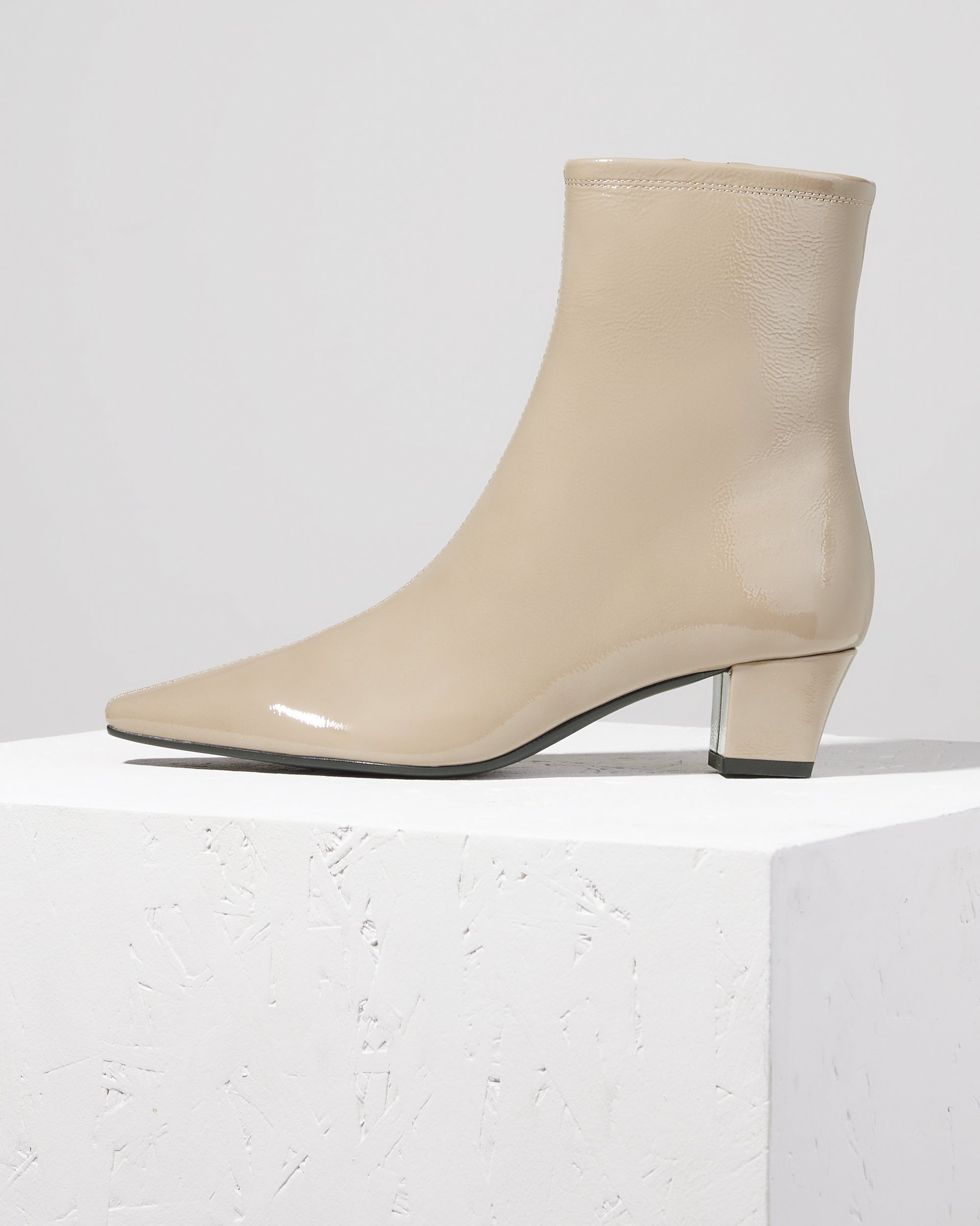 Ботинки из лакированной кожи серо-бежевого цвета - Main image