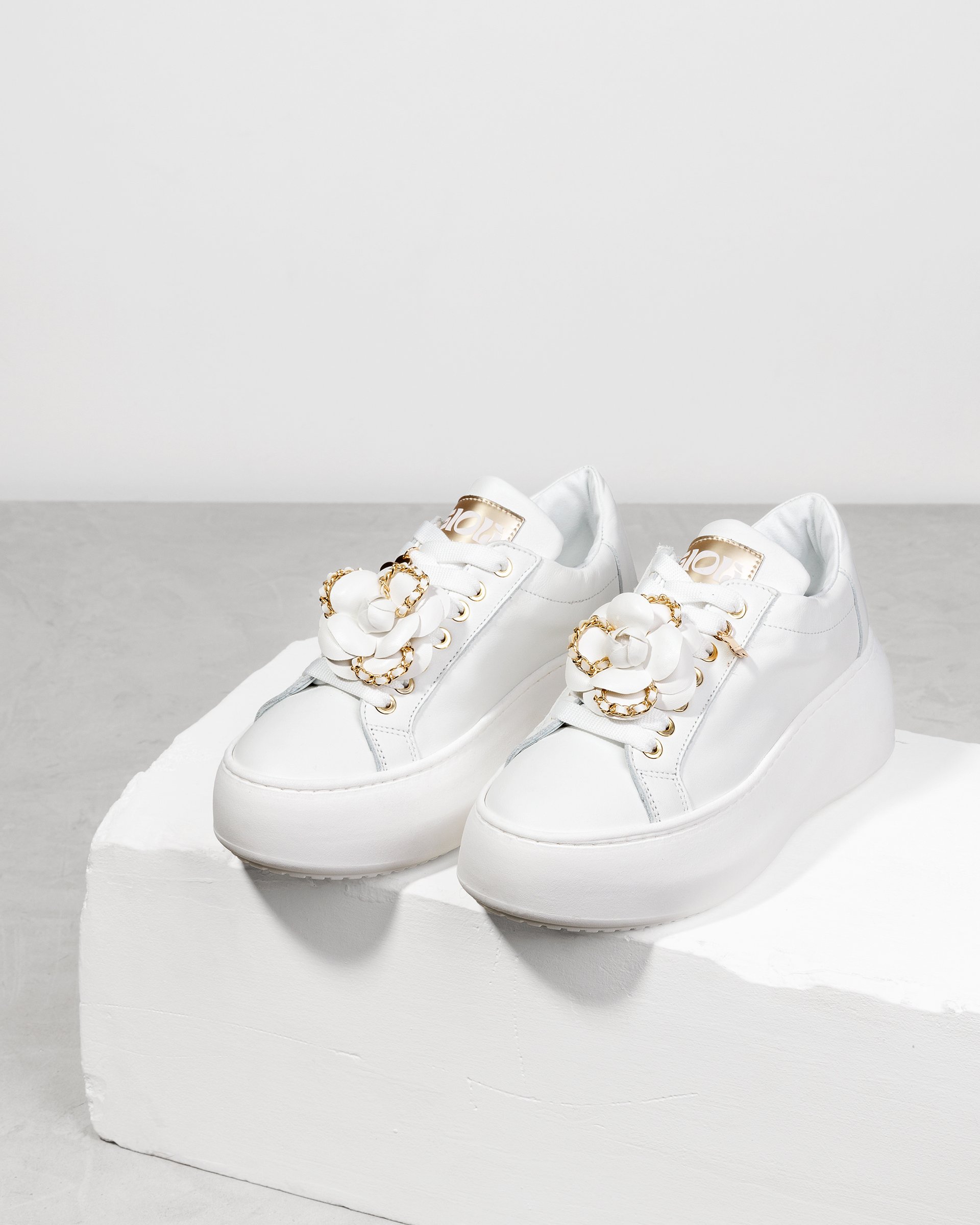 Белые кожаные кроссовки с розой - Image 2 of 4