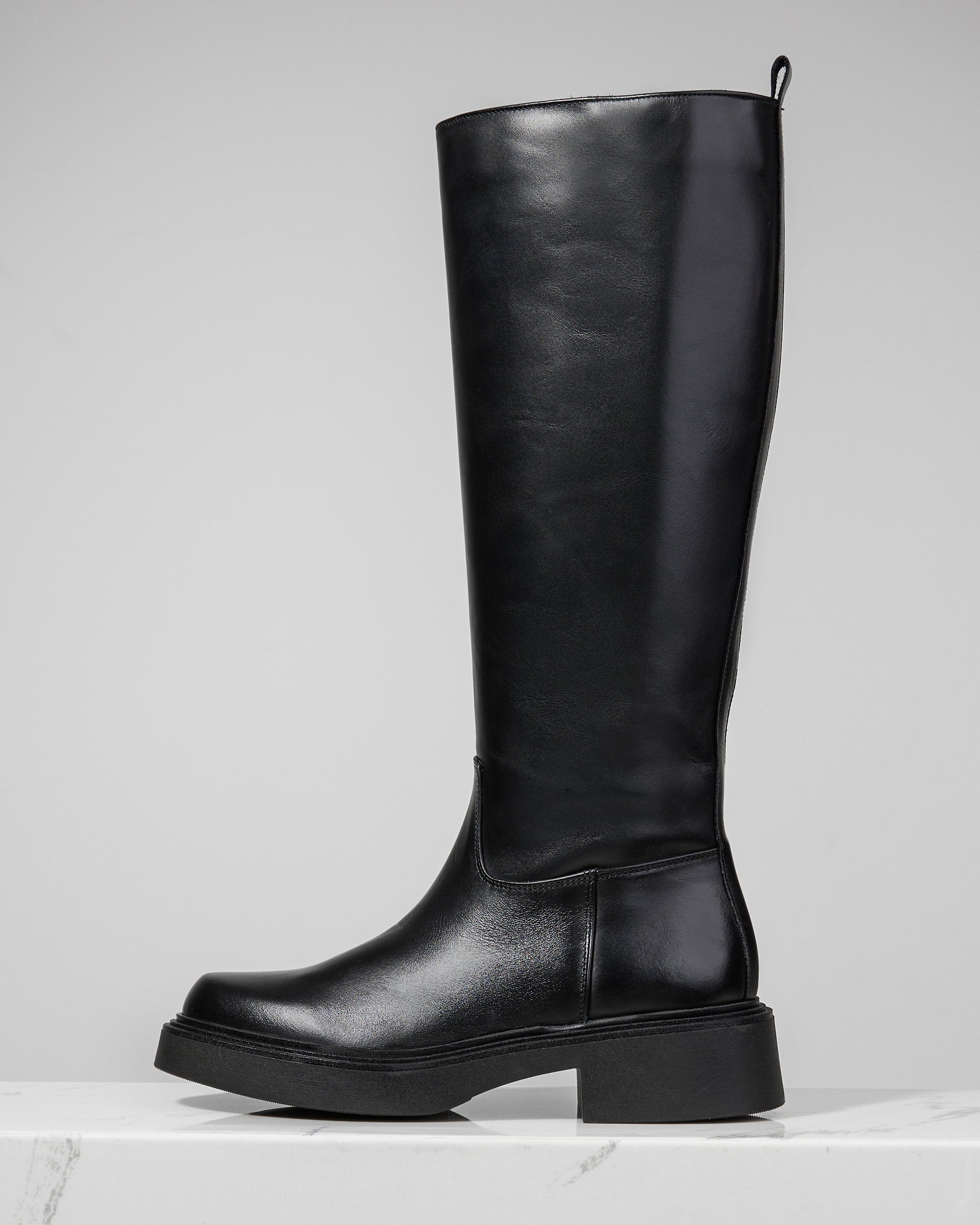 Черные кожаные сапоги - Main image