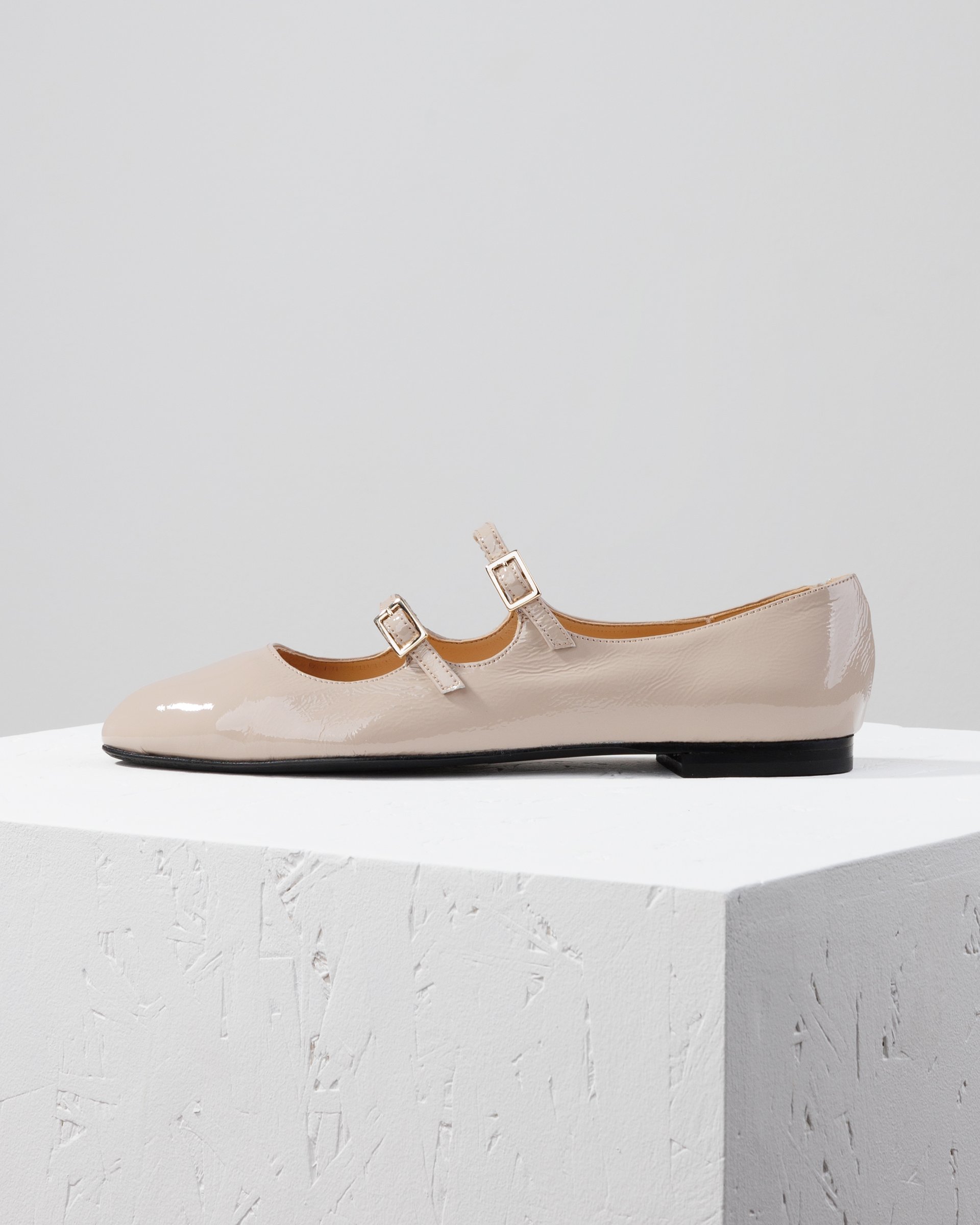 Светло-серые балетки из лакированной кожи - Main image