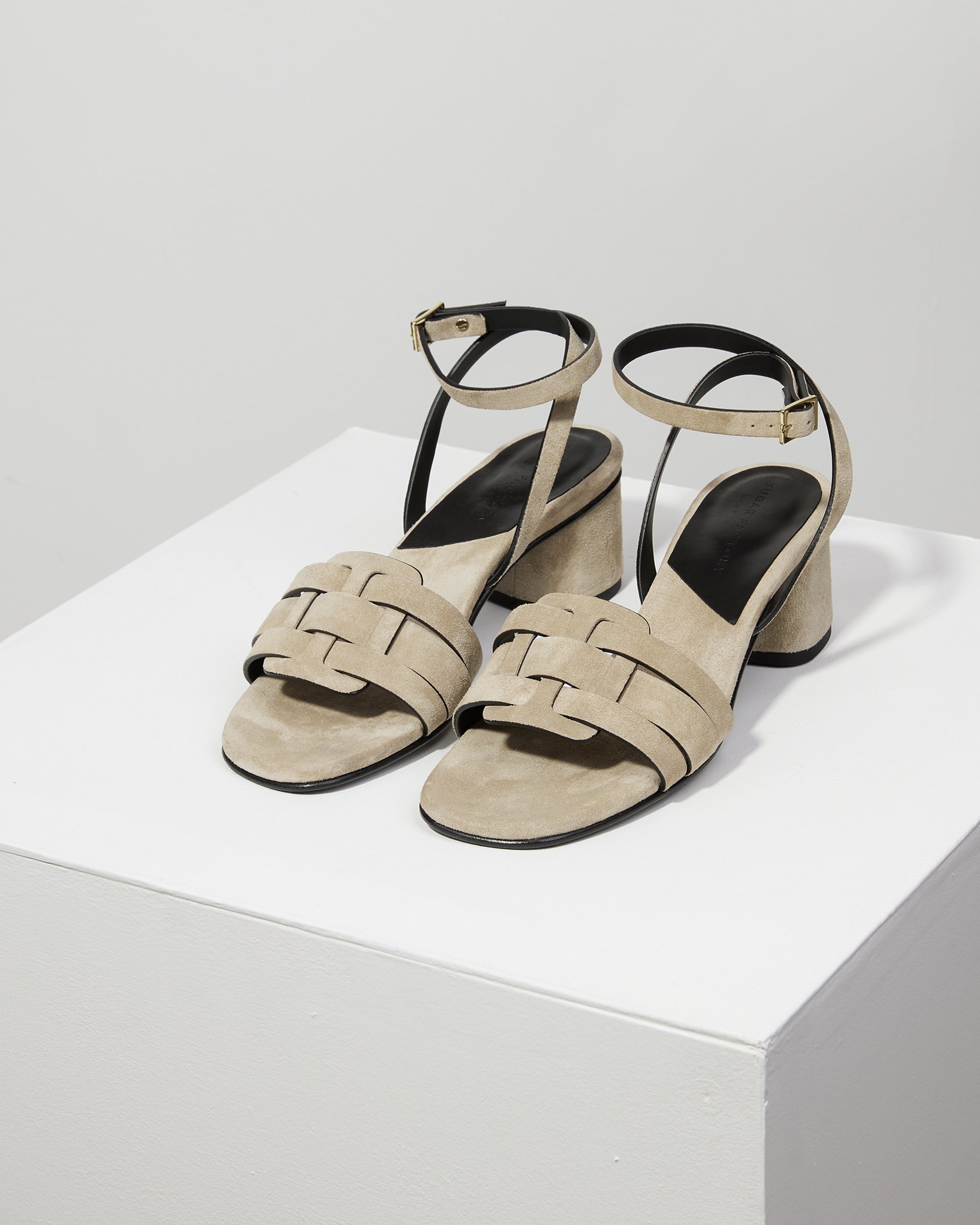 Серо-бежевые замшевые босоножки - Image 3 of 6