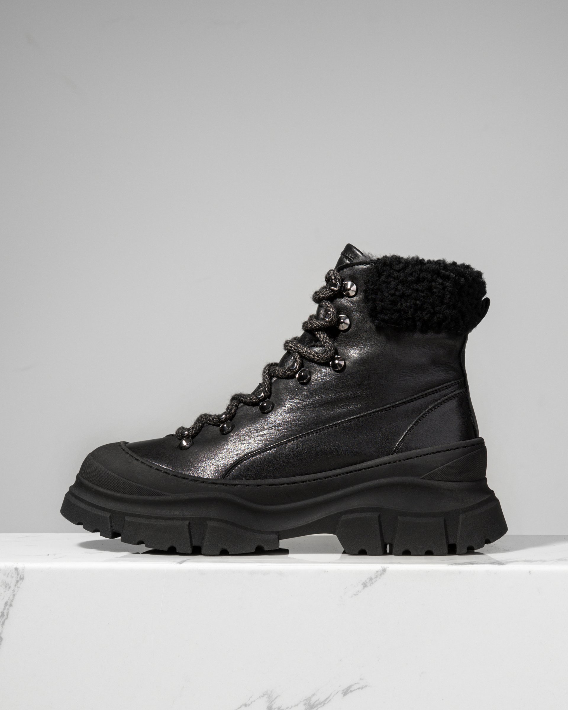 Черные зимние кожаные ботинки - Main image