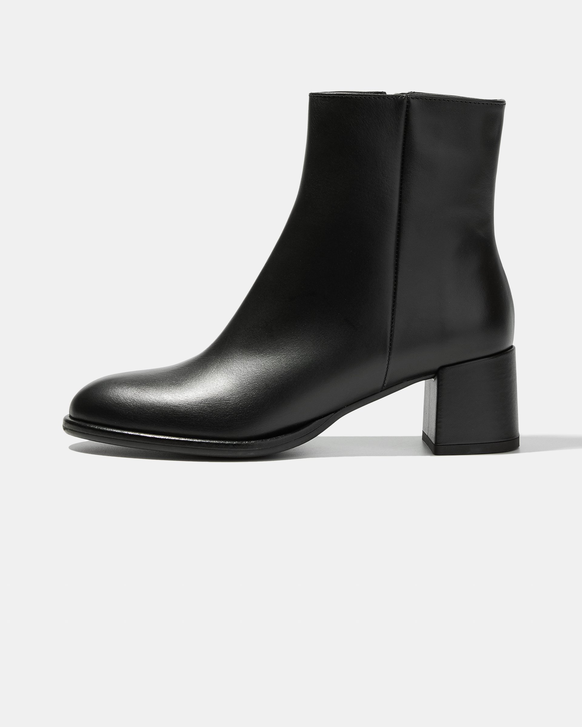 Черные кожаные ботильоны