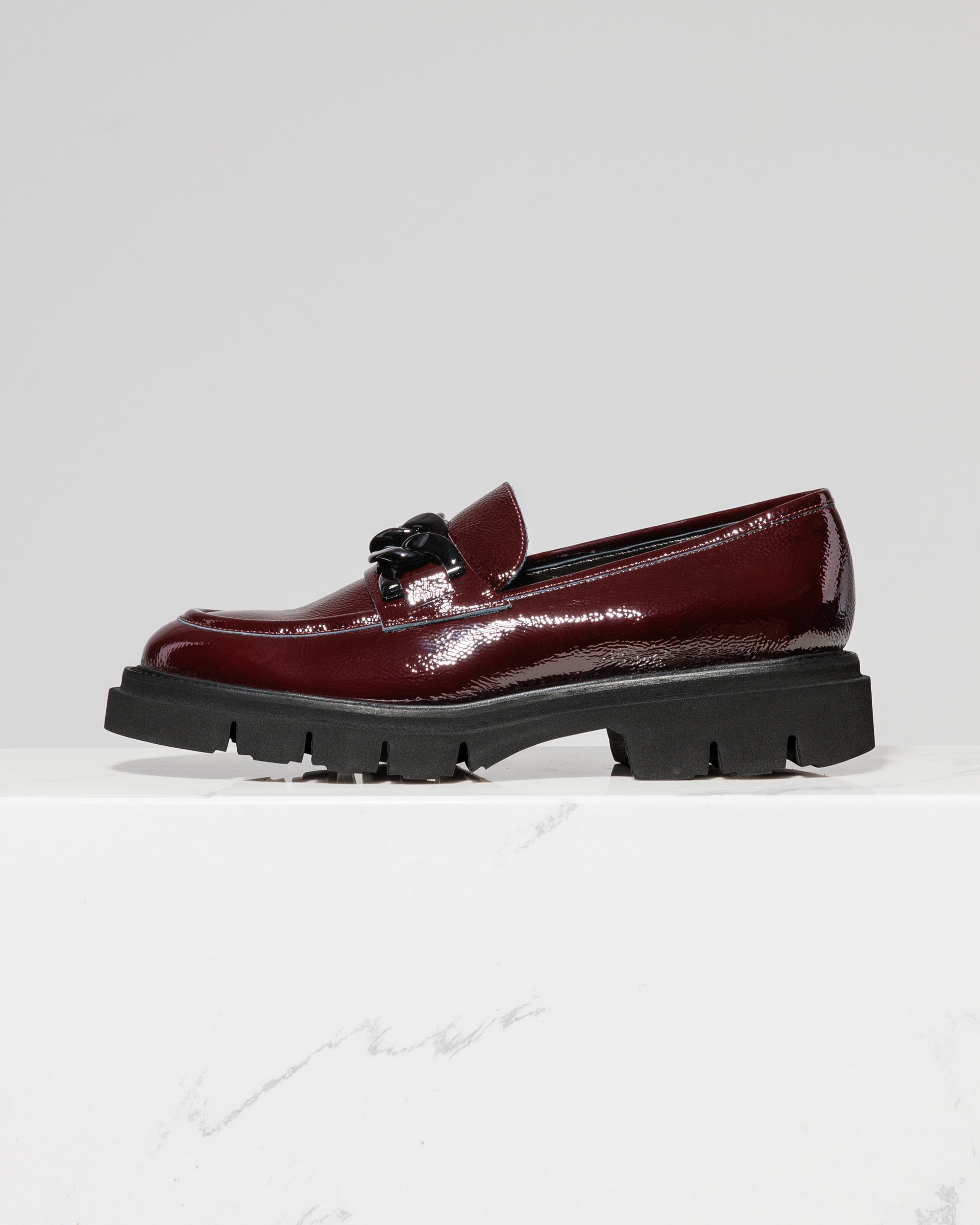 Бордовые лоферы из лакированной кожи - Main image
