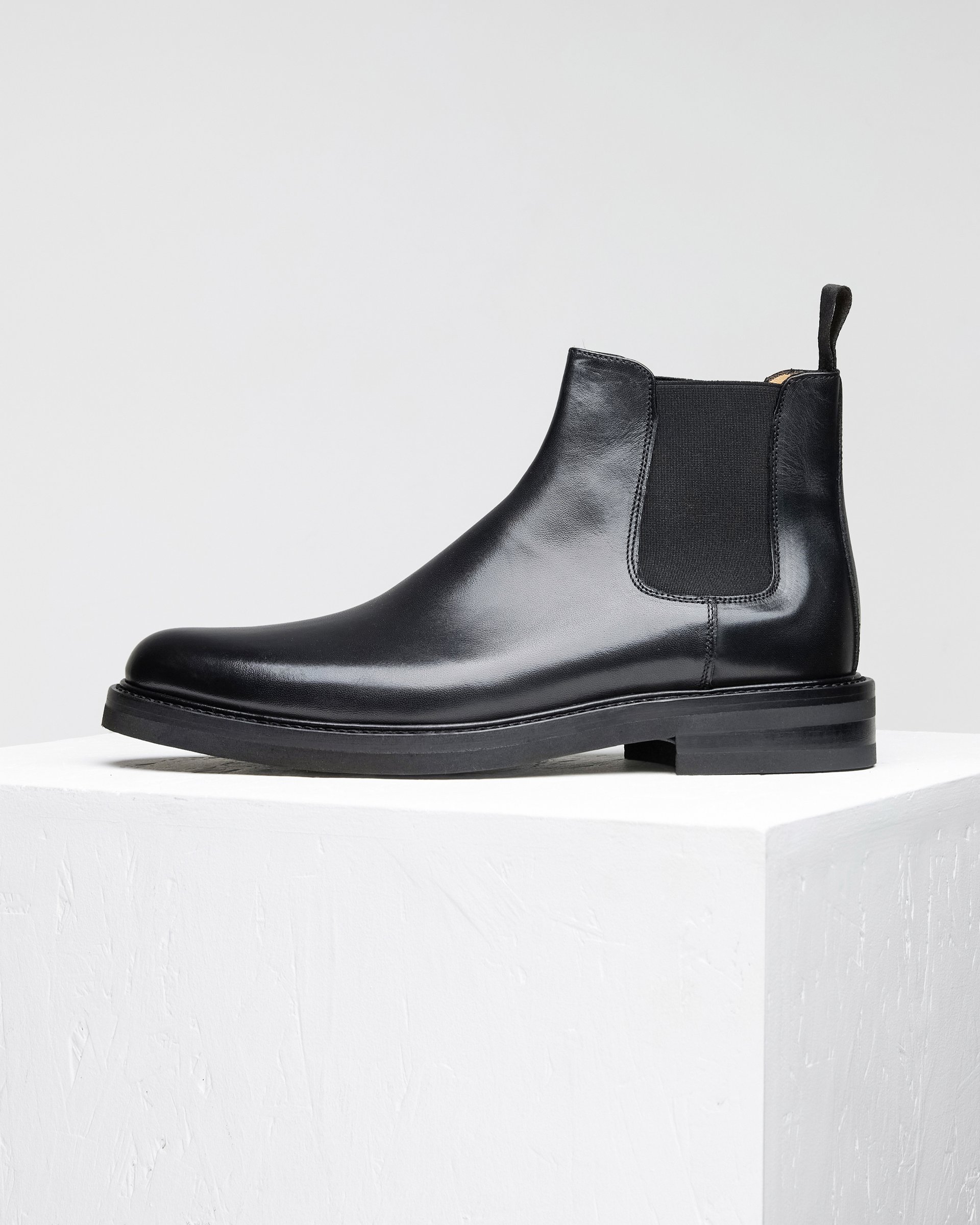 Черные кожаные ботинки челси