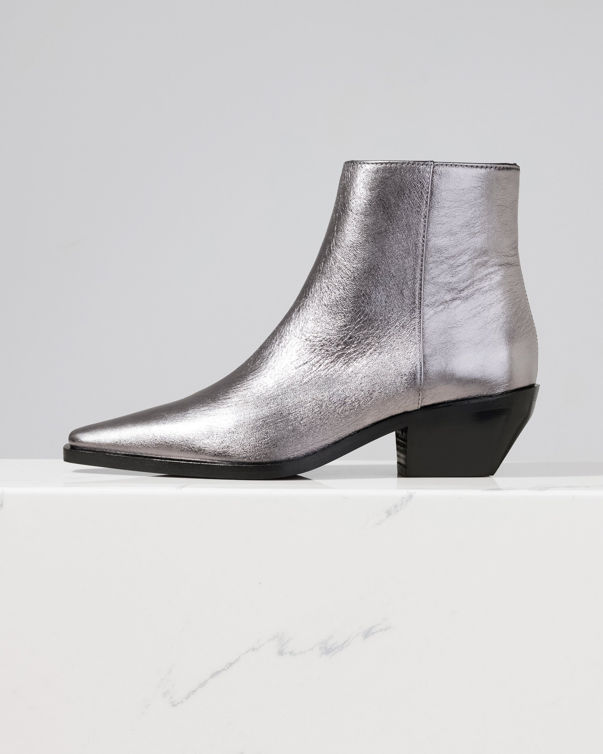 Казаки из натуральной кожи серебристого цвета