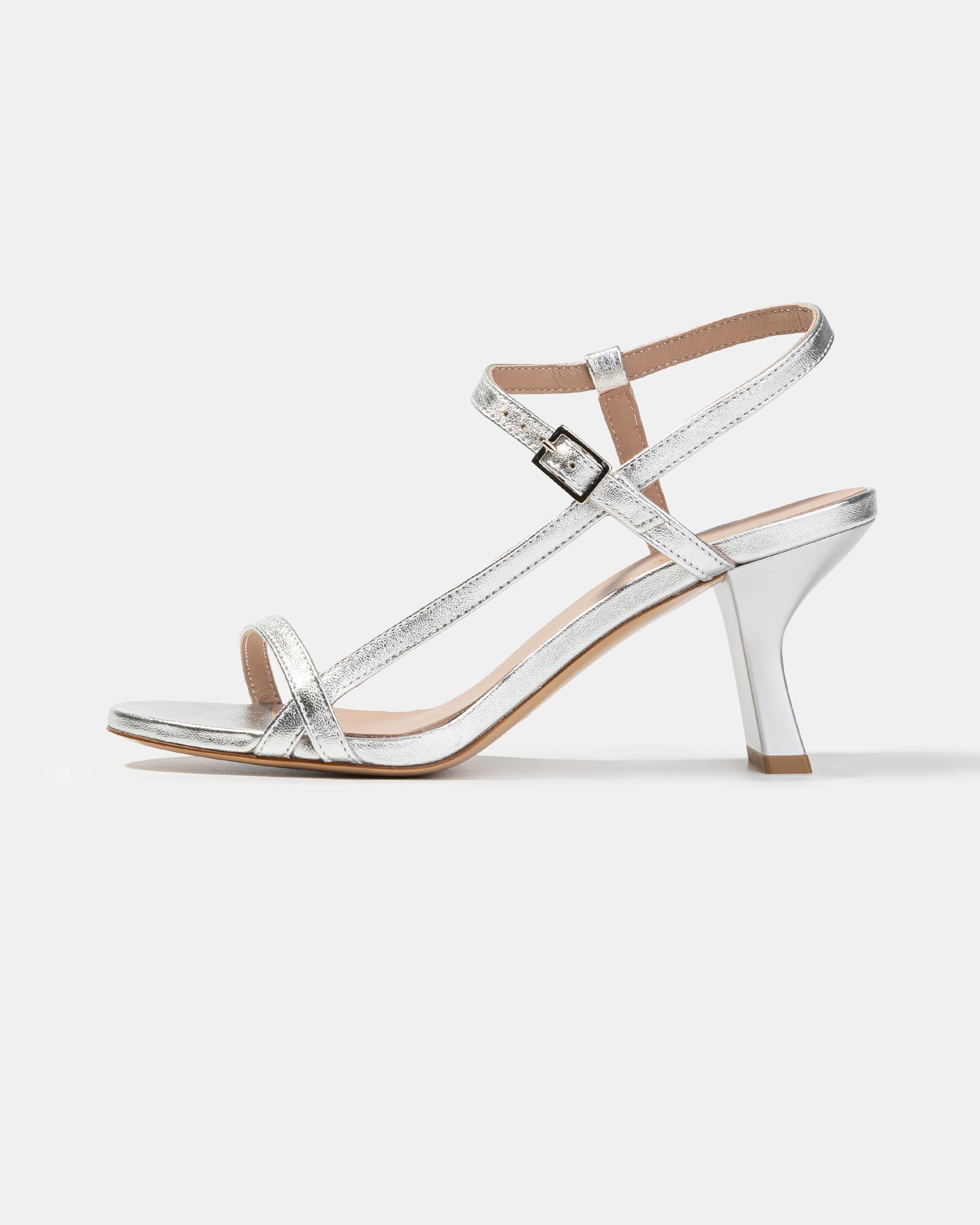 Серебристые босоножки с ремешками