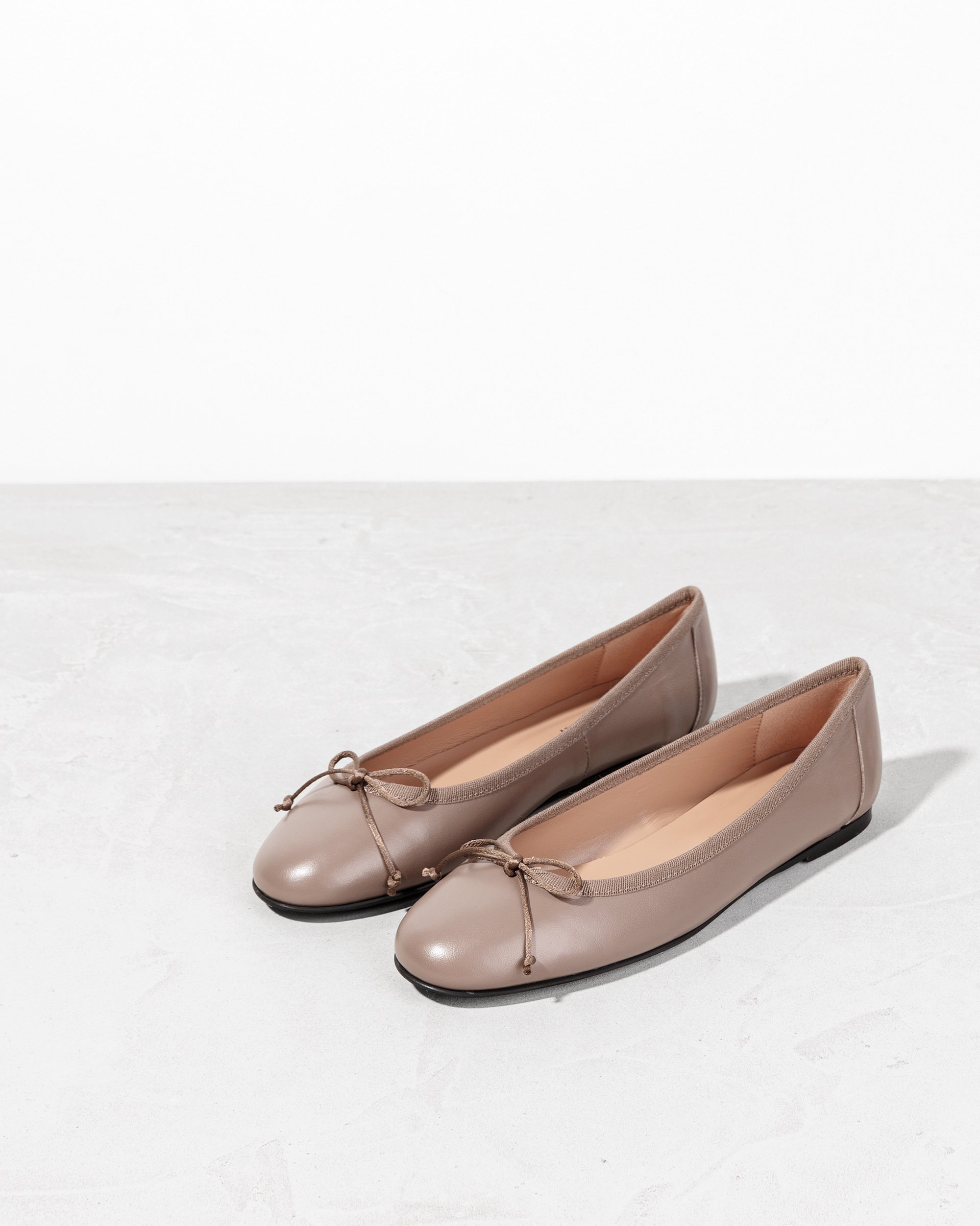 Серые кожаные балетки классического стиля - Image 2 of 6