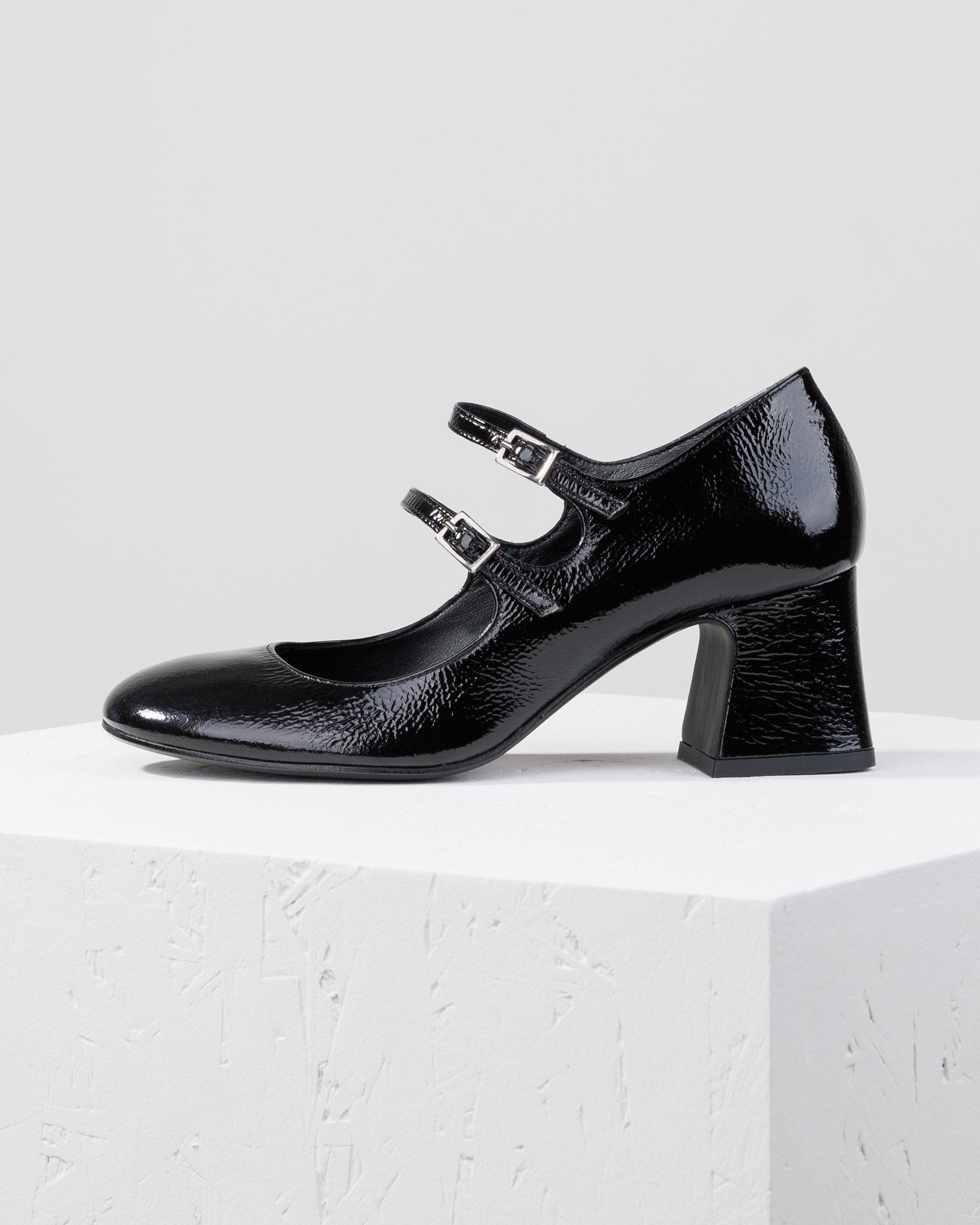 Черные лакированные женские туфли на каблуке - Main image