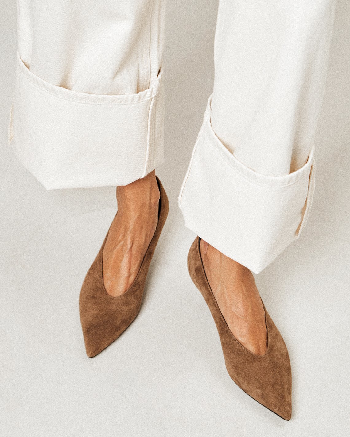 Серо-бежевые замшевые туфли на каблуке - Image 5 of 5