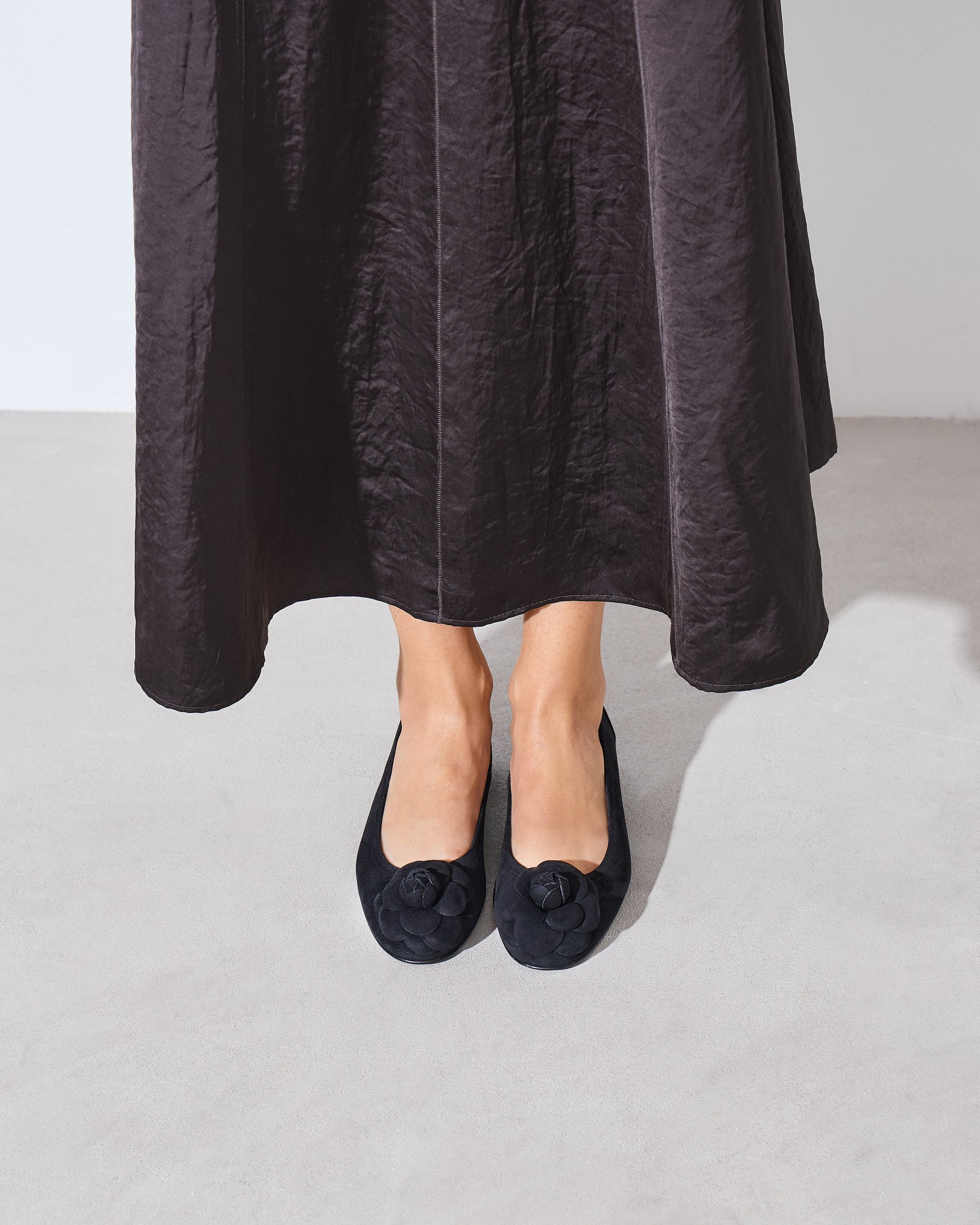 Черные замшевые туфли с декоративным цветком - Image 7 of 11