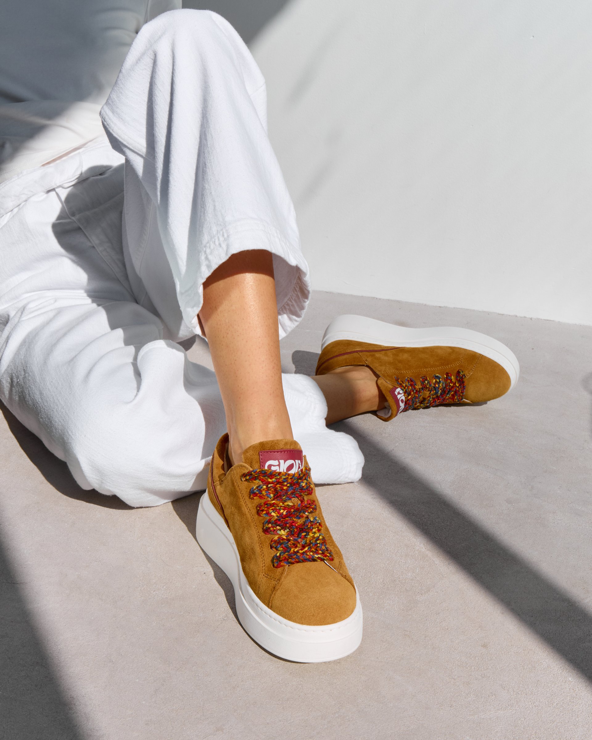 Коричневые замшевые кеды с яркими шнурками - Image 6 of 6