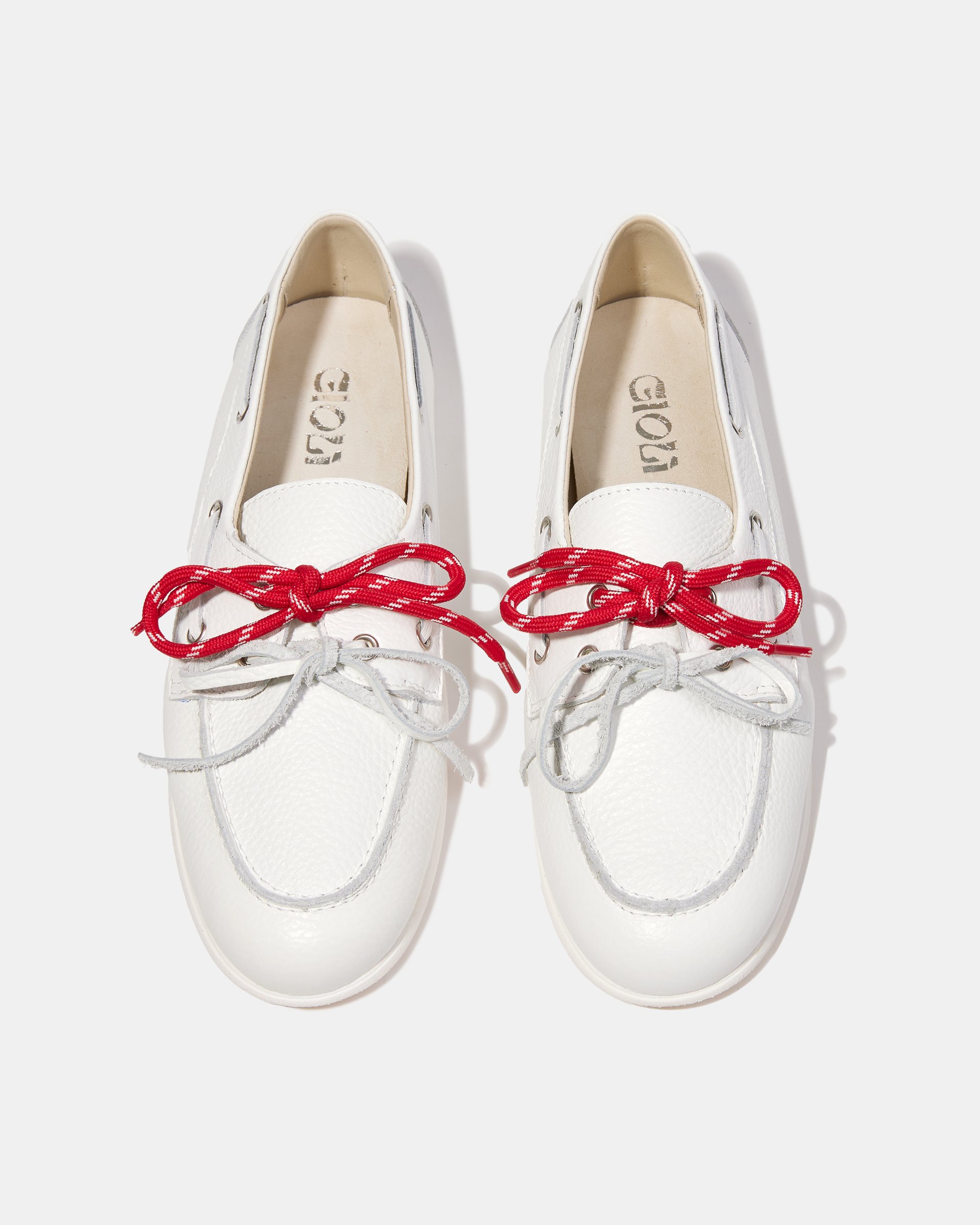 Белые кожаные мокасины со шнурками