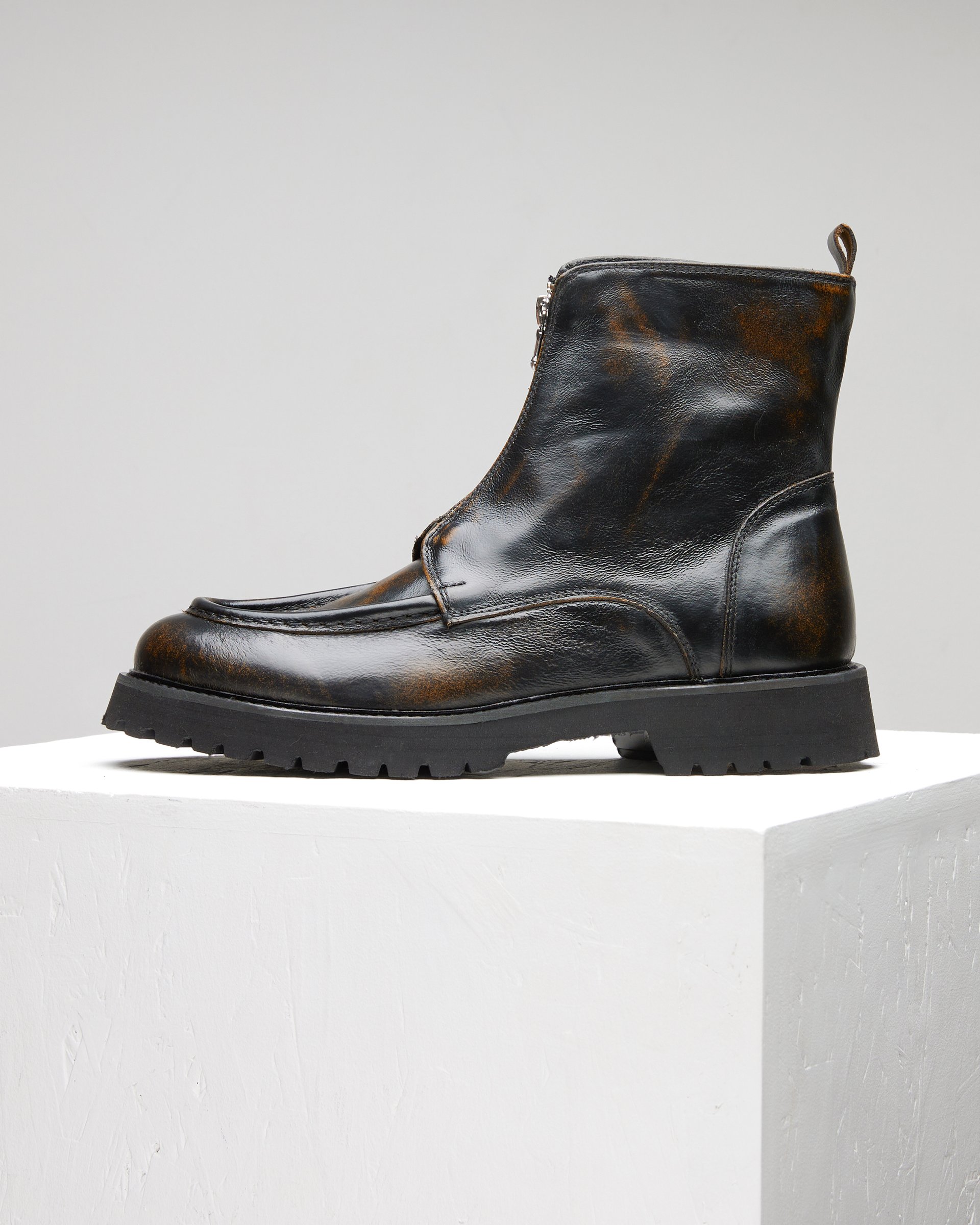 Черные кожаные ботинки