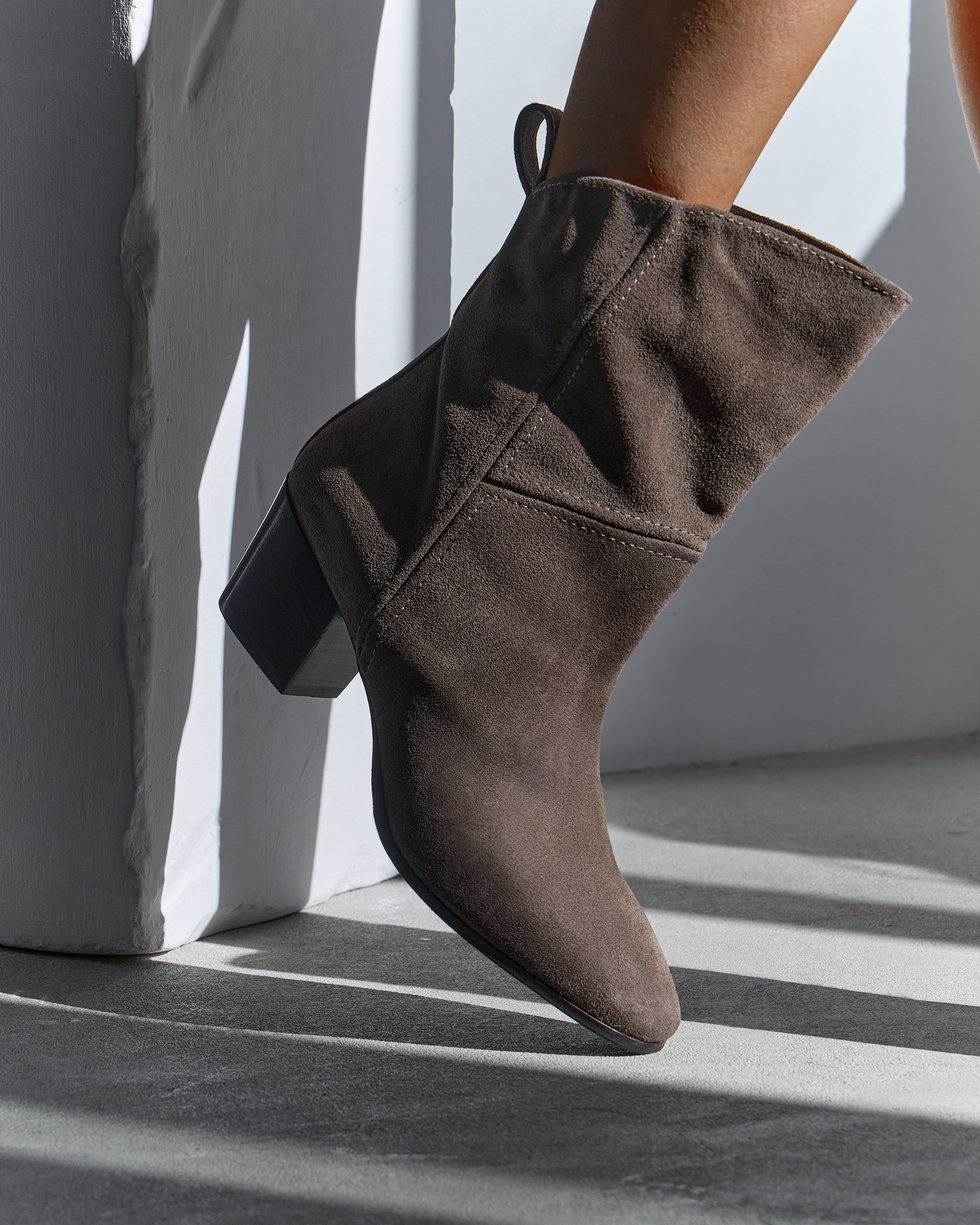 Серые замшевые полусапоги - Image 5 of 6