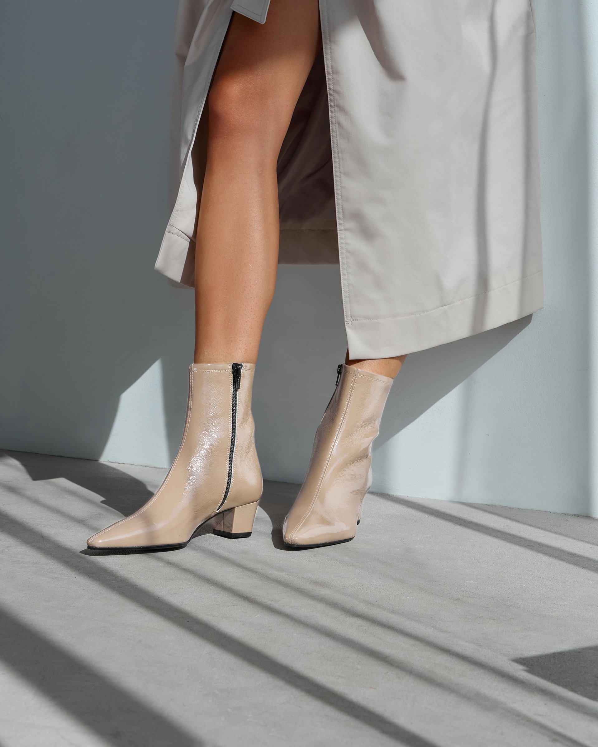 Ботинки из лакированной кожи серо-бежевого цвета - Image 5 of 7