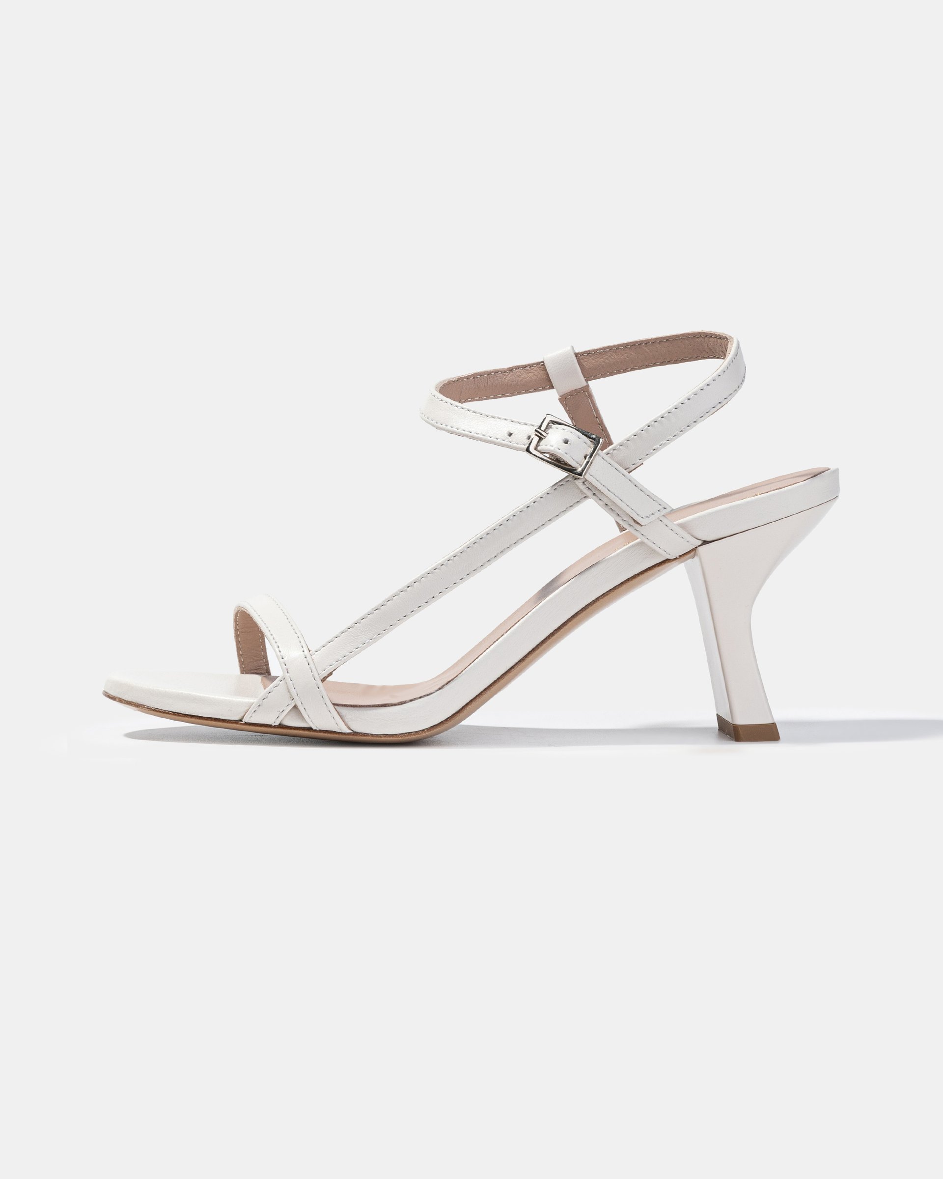 Белые босоножки с ремешками