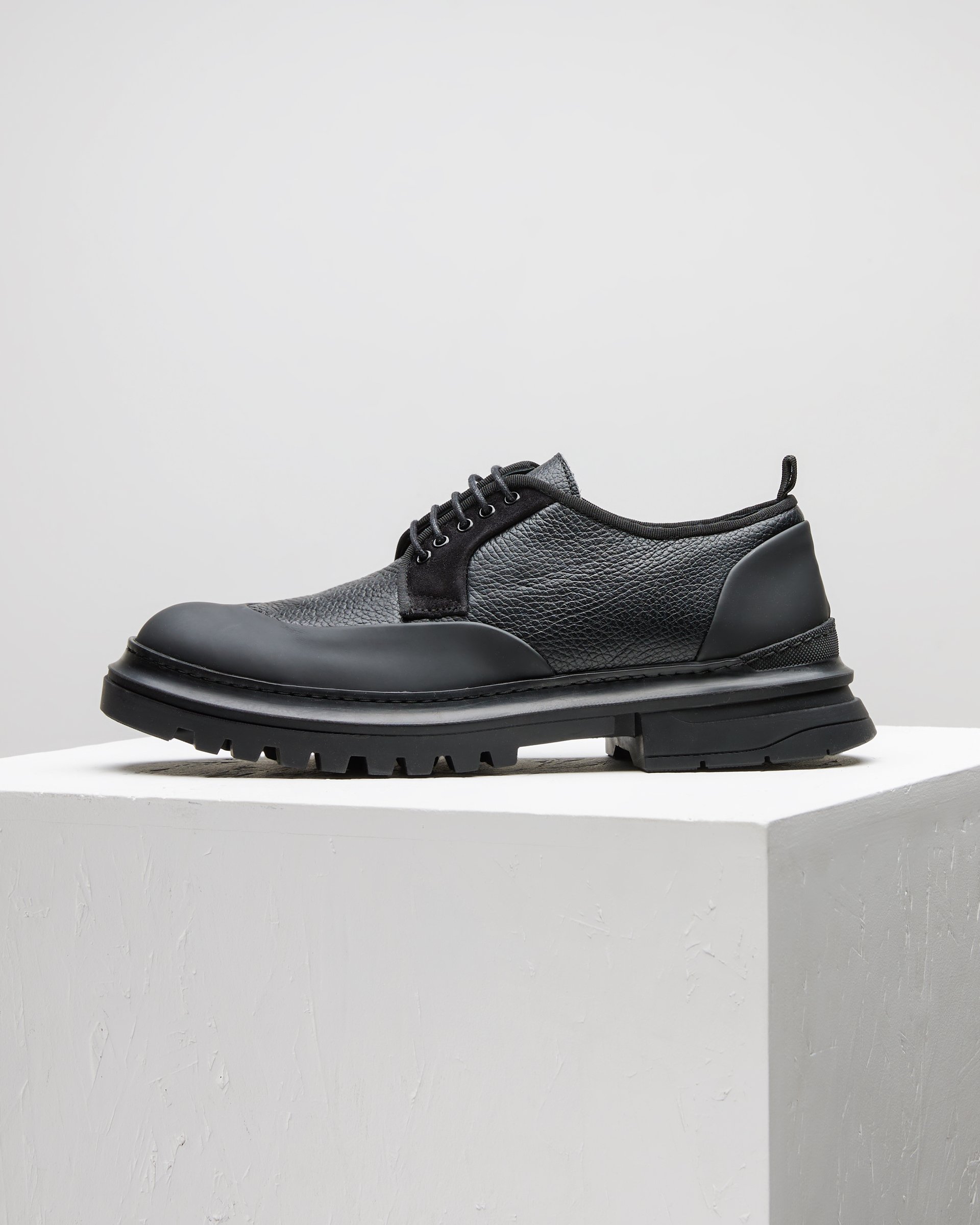 Черные кожаные туфли дерби