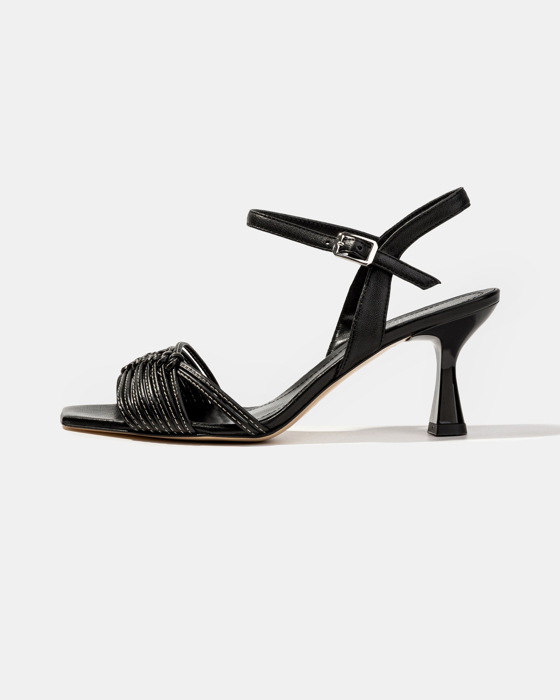 Чёрные босоножки на каблуке