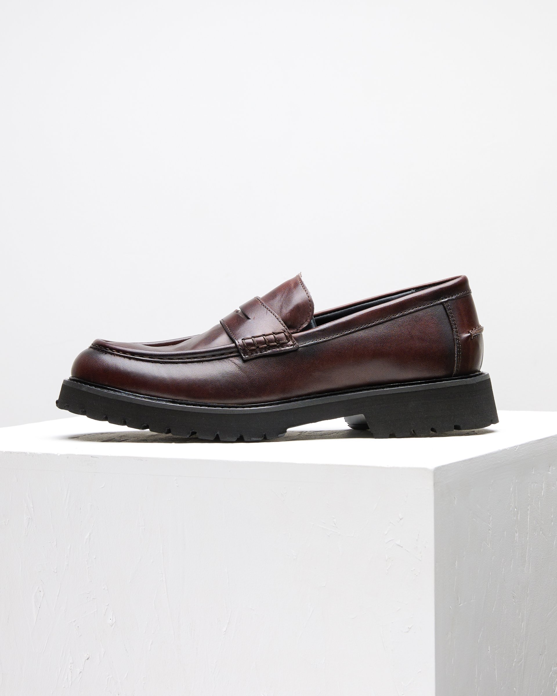 Темно-коричневые лоферы из натуральной кожи