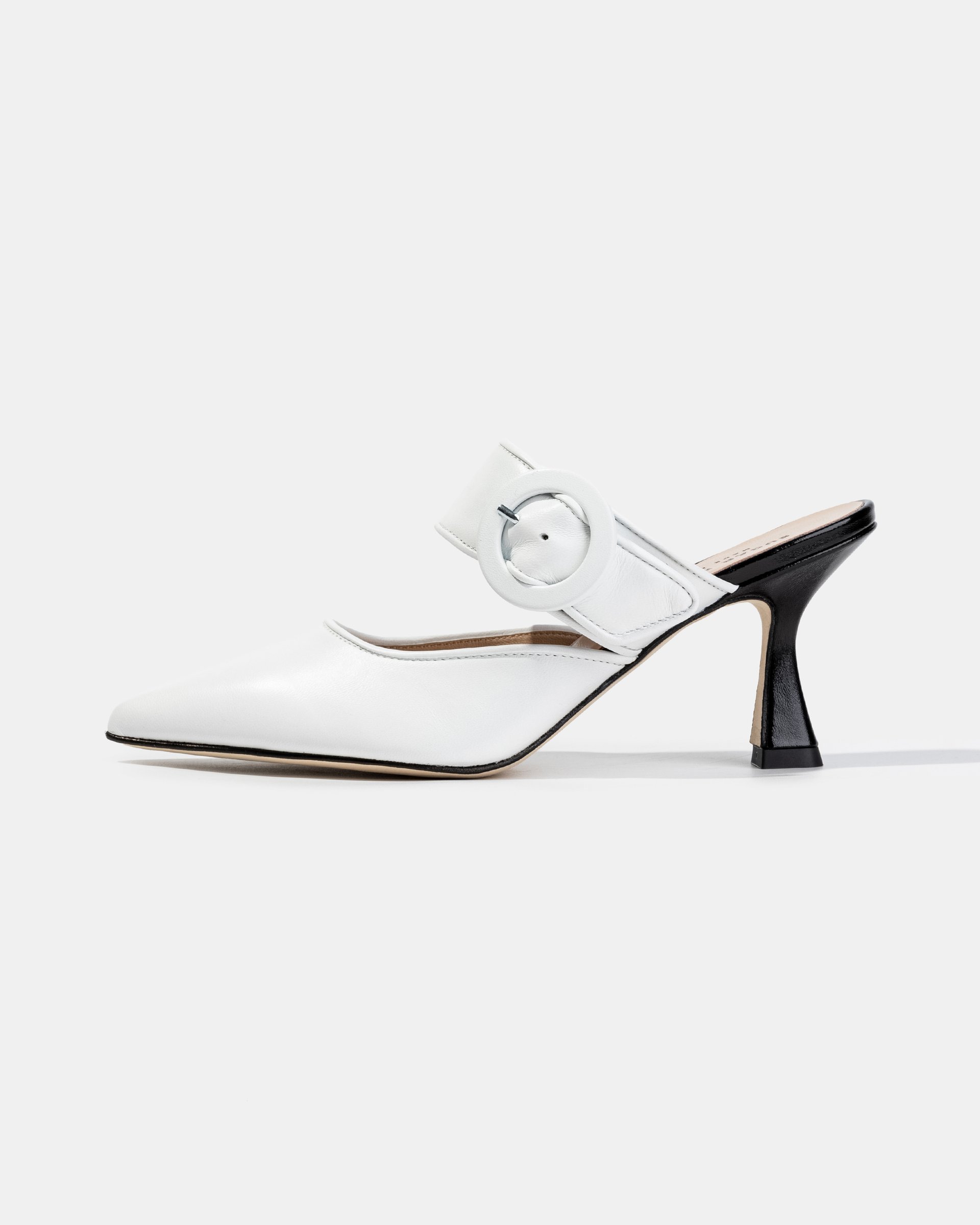 Белые кожаные туфли на высоком каблуке