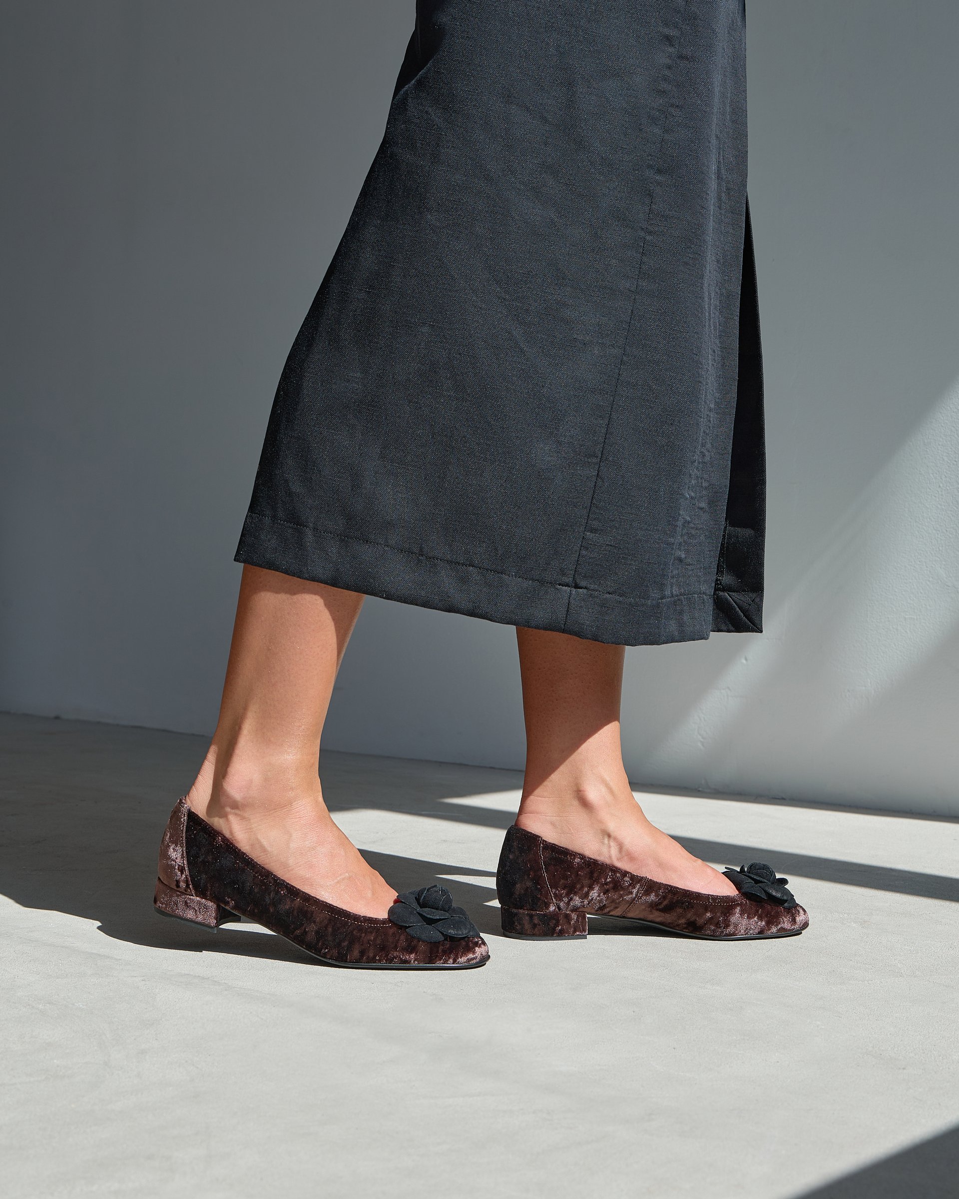 Темно-шоколадные бархатные туфли - Image 6 of 6