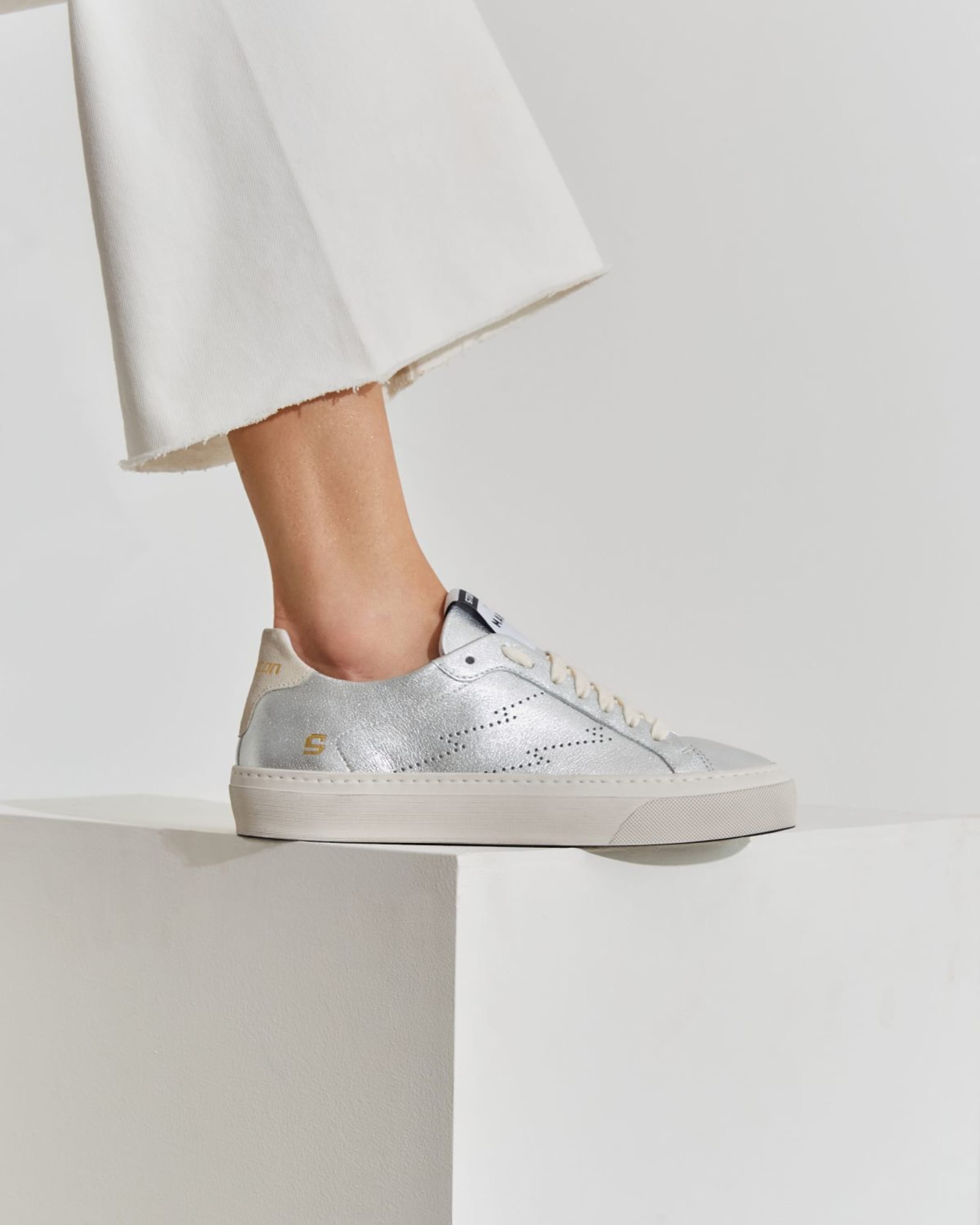 Серебряные кожаные кеды