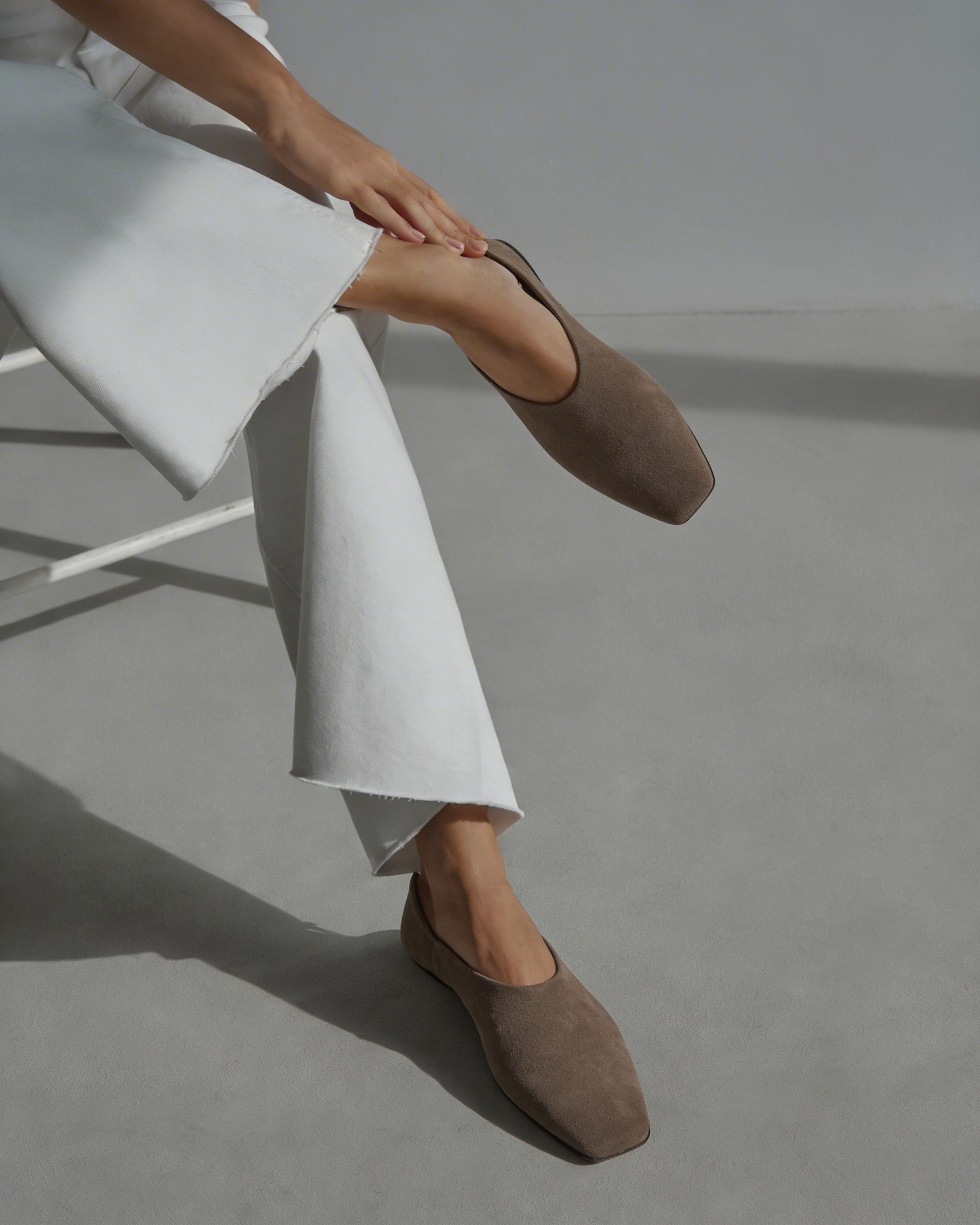 Замшевые туфли цвета таупе