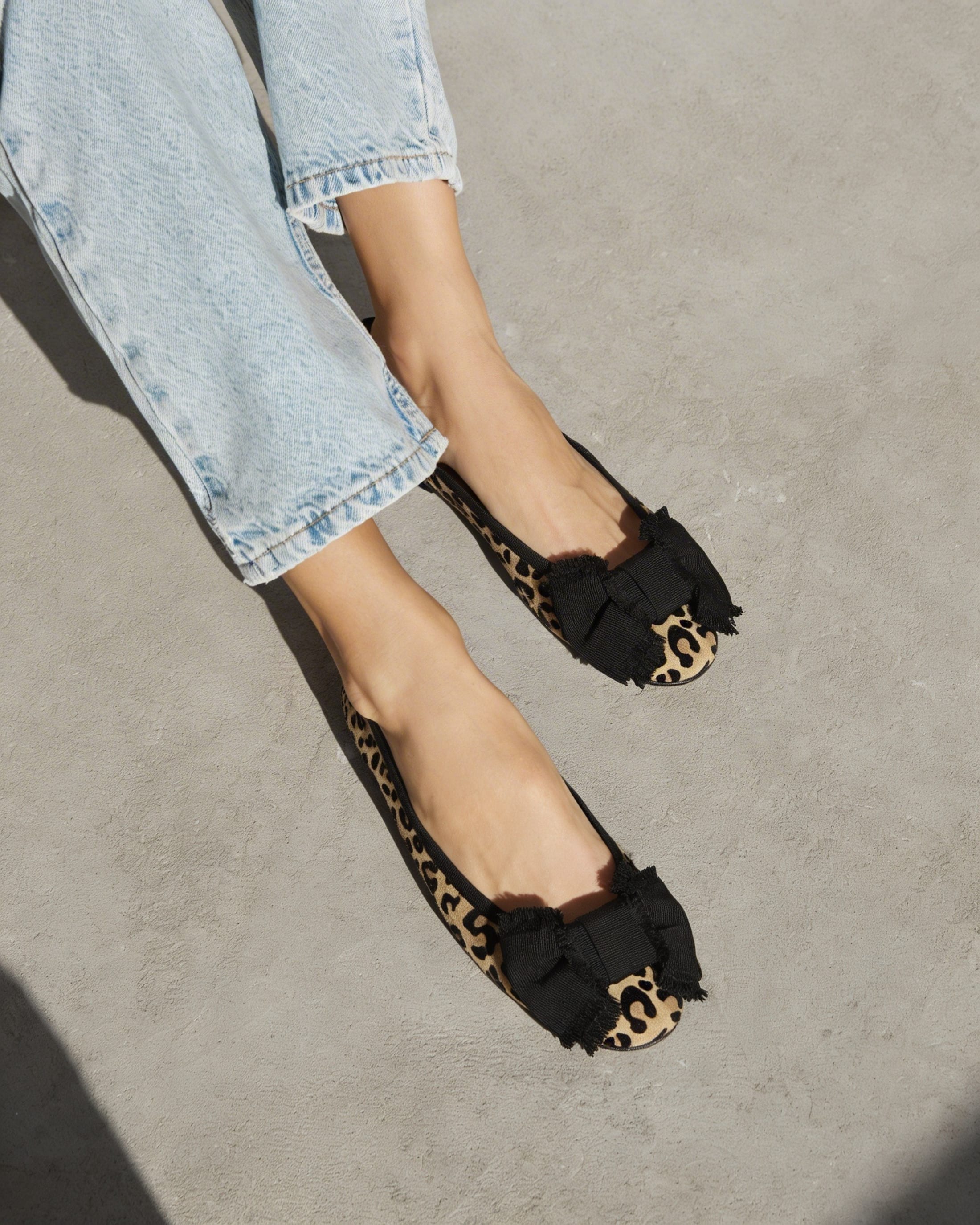 Замшевые балетки с леопардовым принтом и декоративным бантом