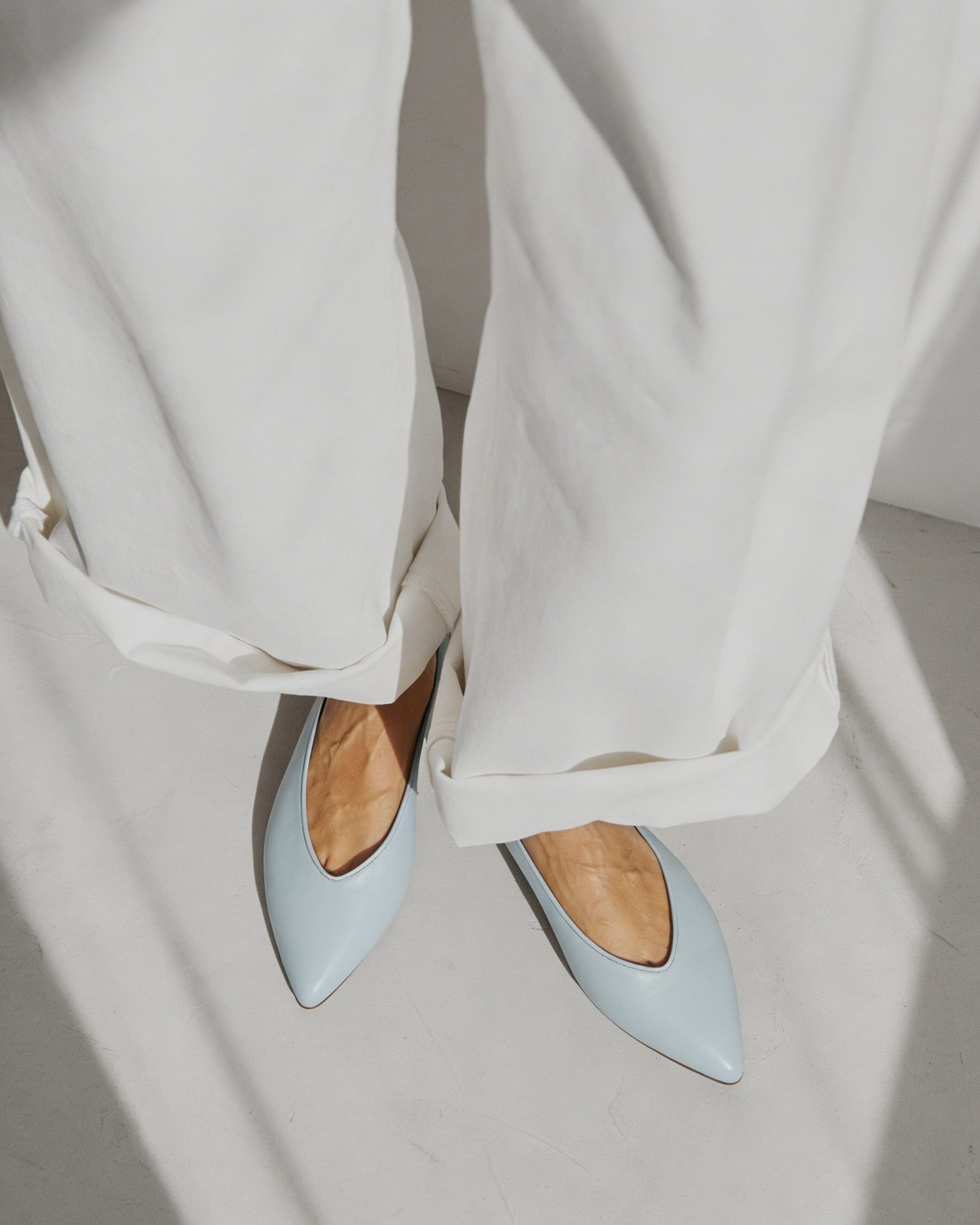 Голубые балетки из натуральной кожи классического стиля